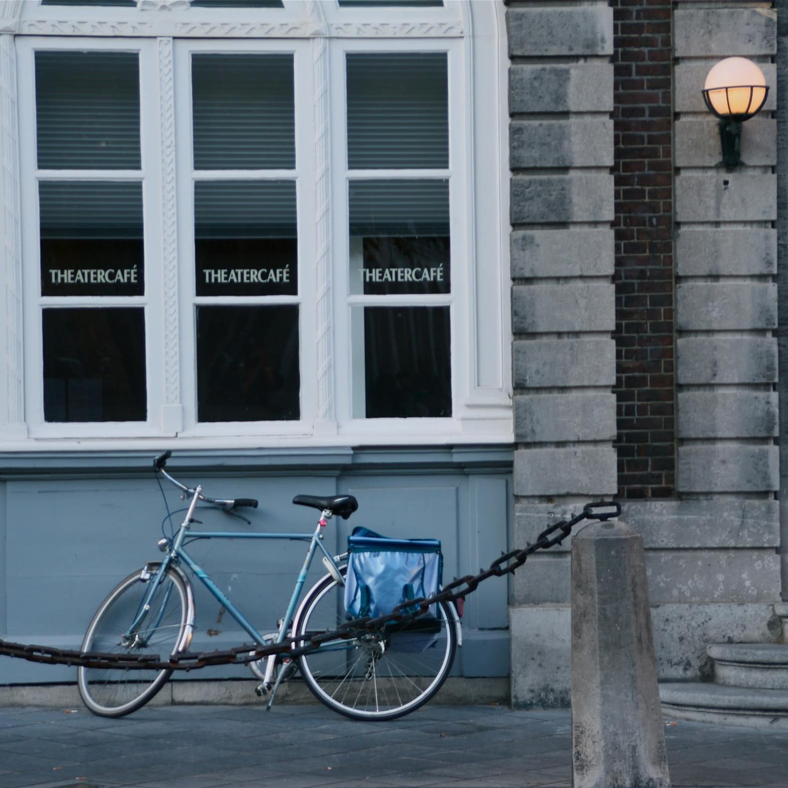 Vélo devant une façade de Maastricht, Pays-Bas