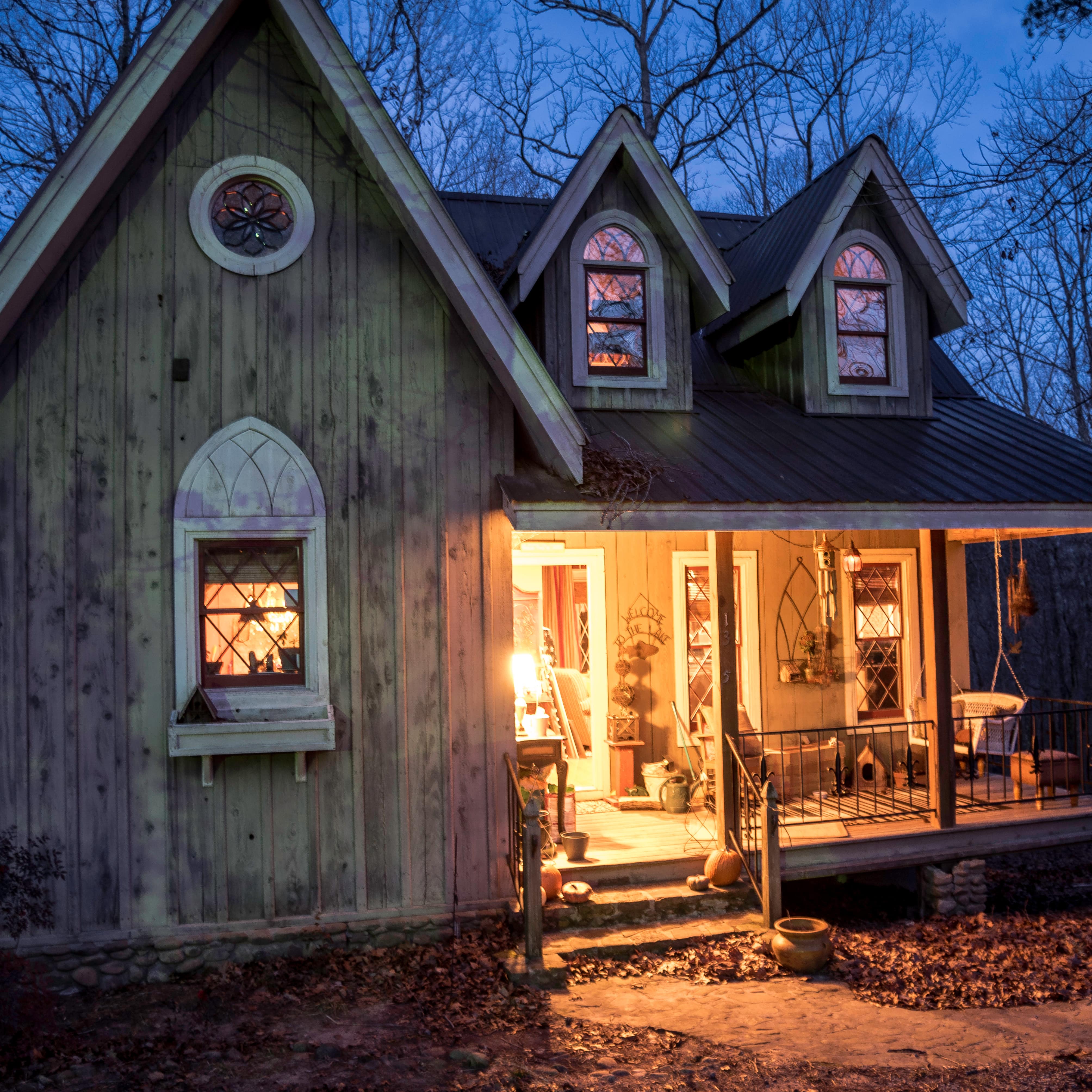 Petit chalet isolé cosy et romantique, illuminé par des lanternes