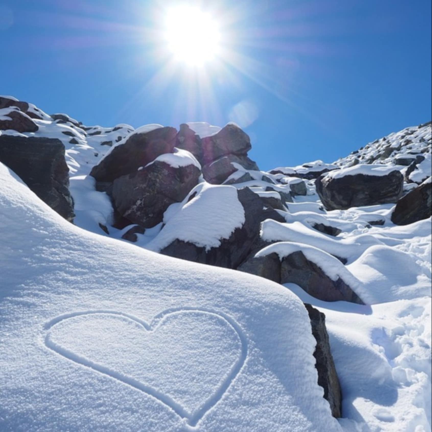 Montagne avec cœur dans la neige