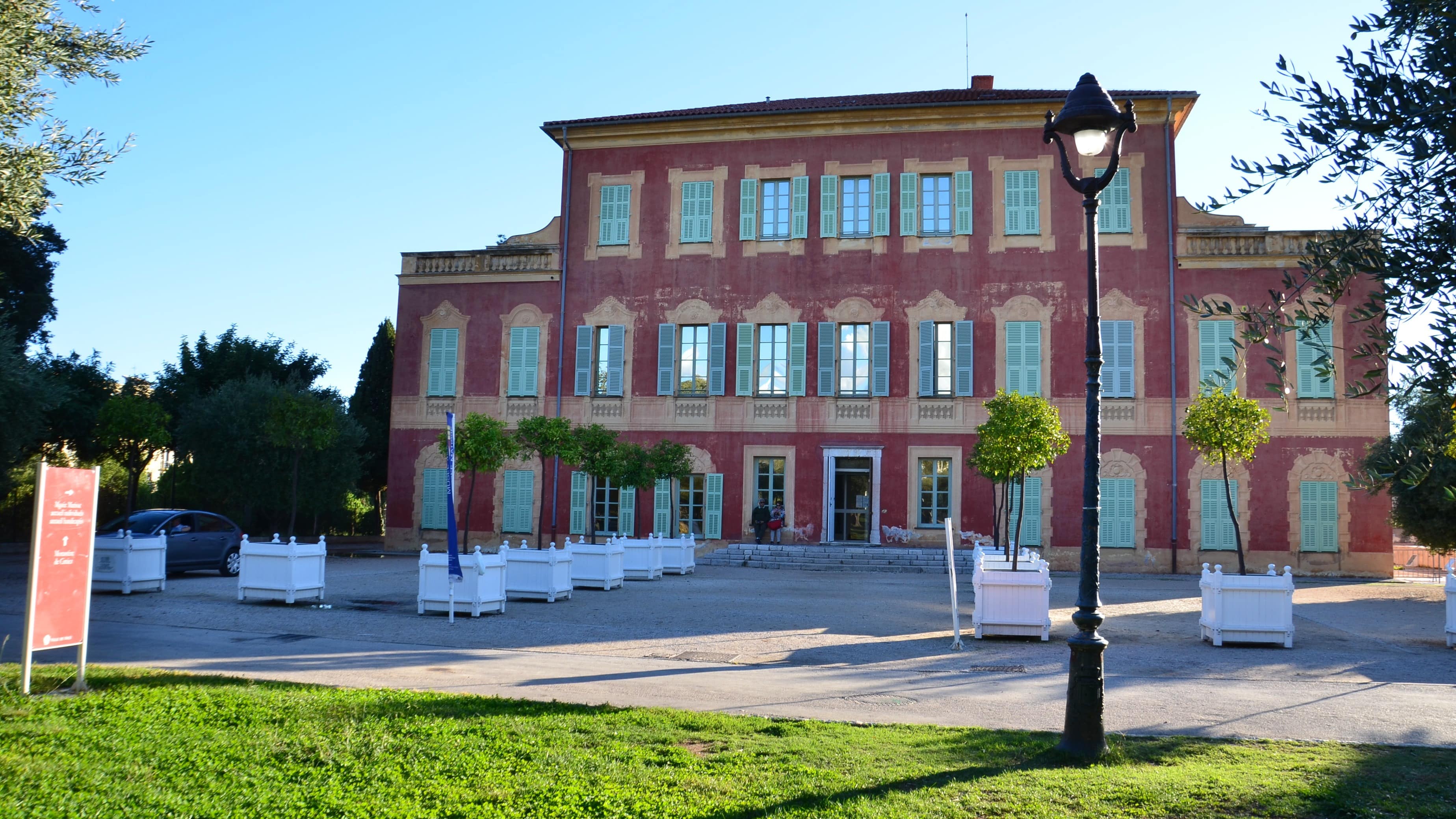 Vue de la façade du musée Matisse à Nice