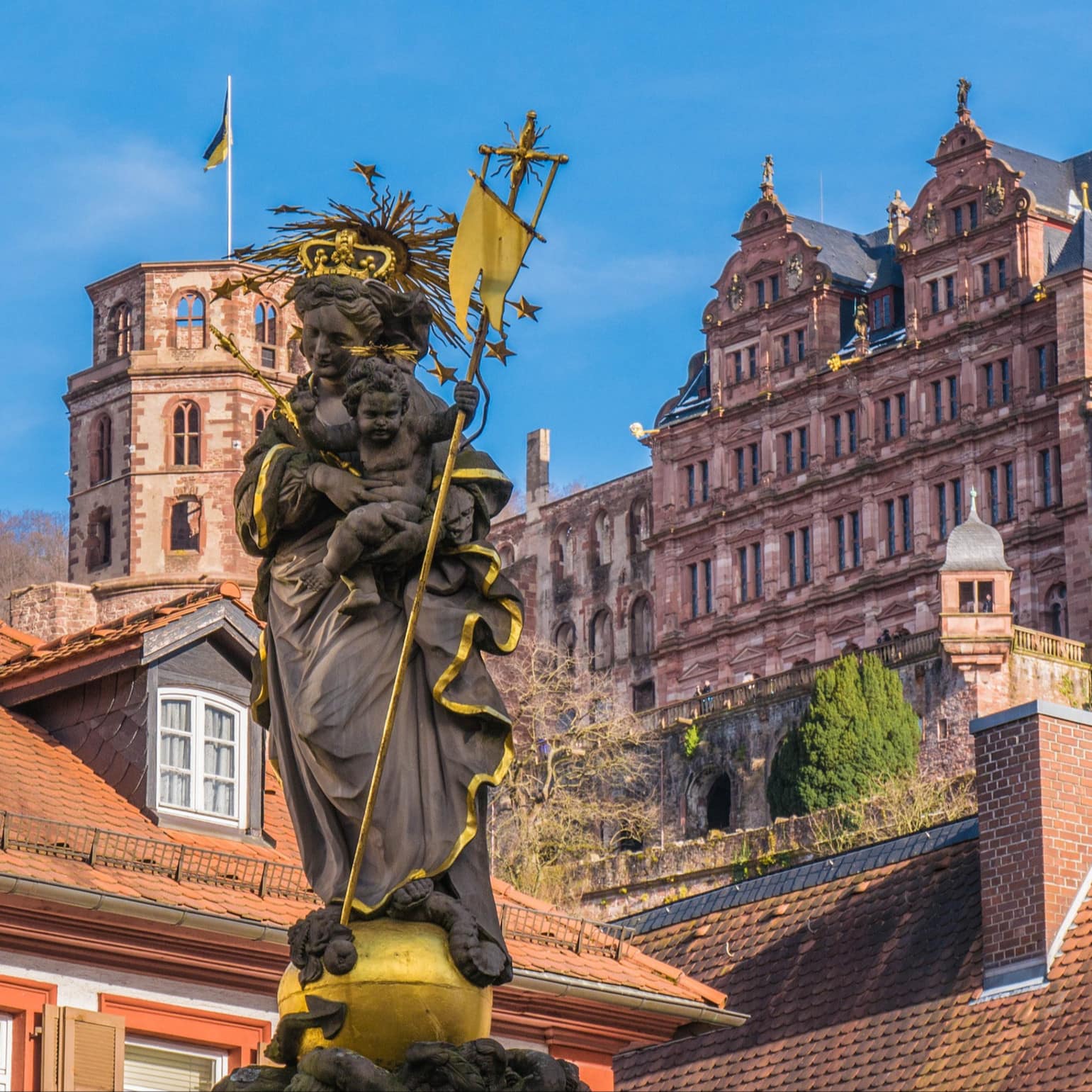 Vue sur le château d’Heidelberg avec un statue au premier plan, Allemagne