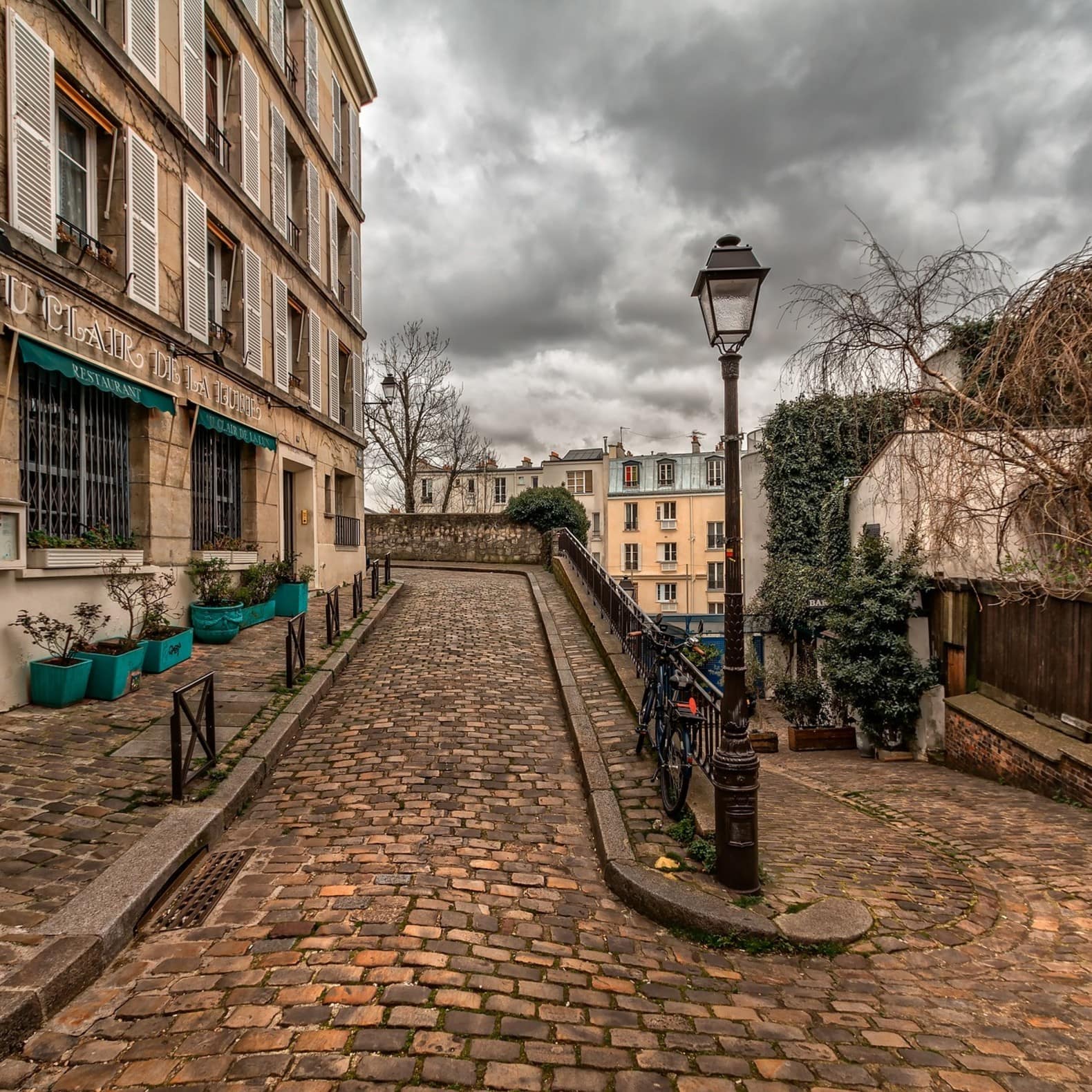 Montmartre conserve toujours le romantisme des années folles quand elle était le repaire des plus grands peintres !