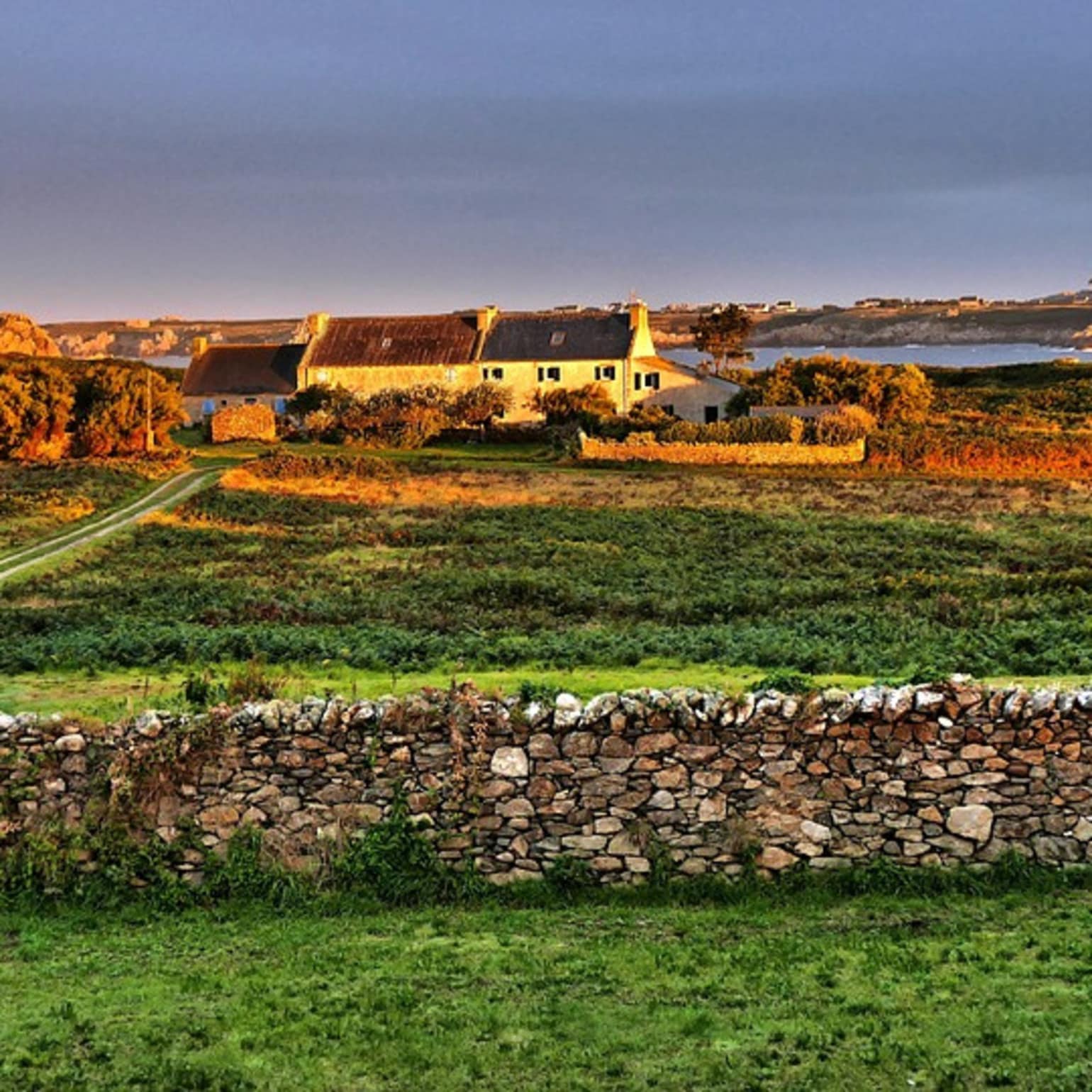 Ouessant, éclairée par les rayons du couchant