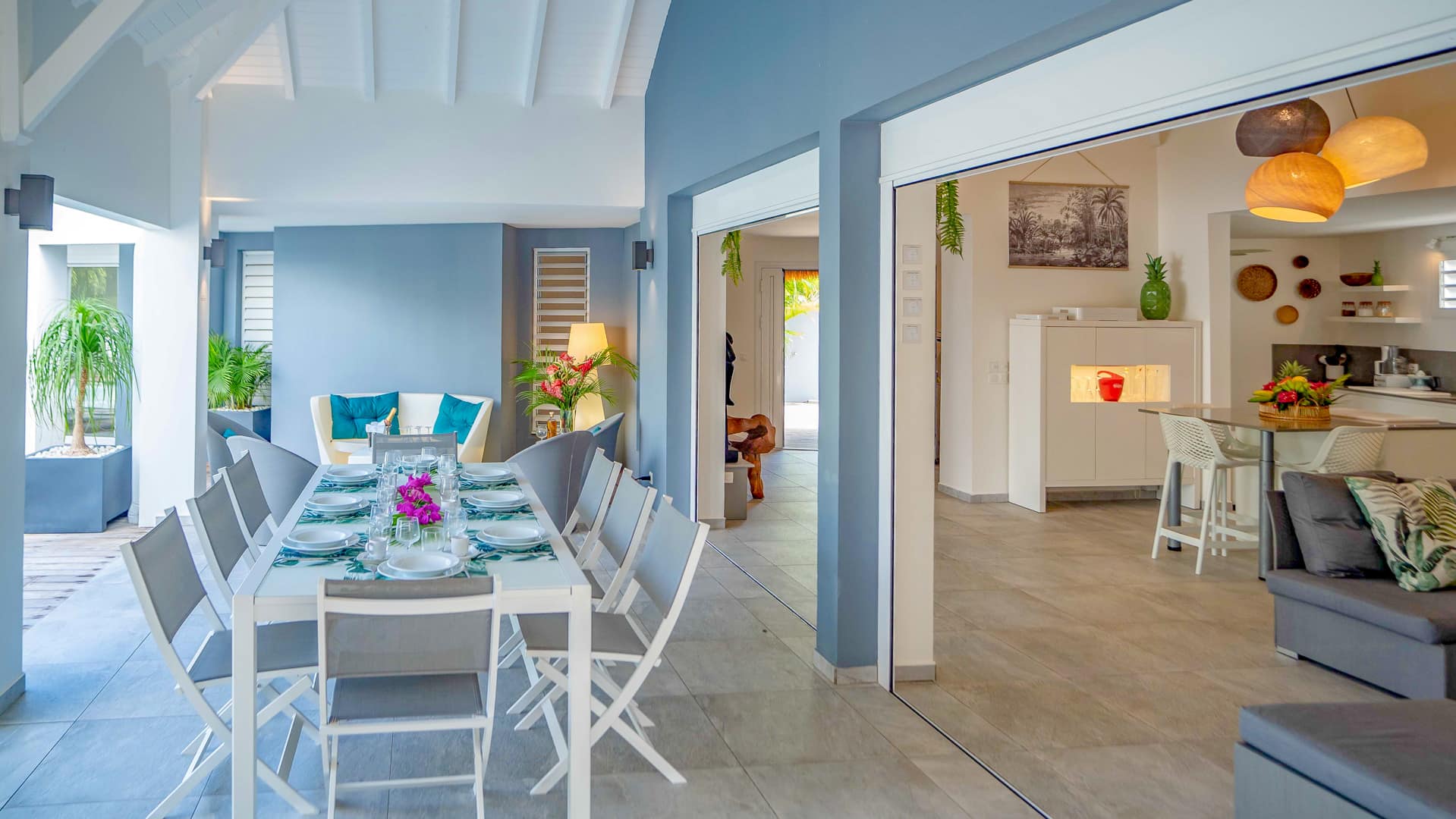 FR Guadeloupe 1545621 indoor