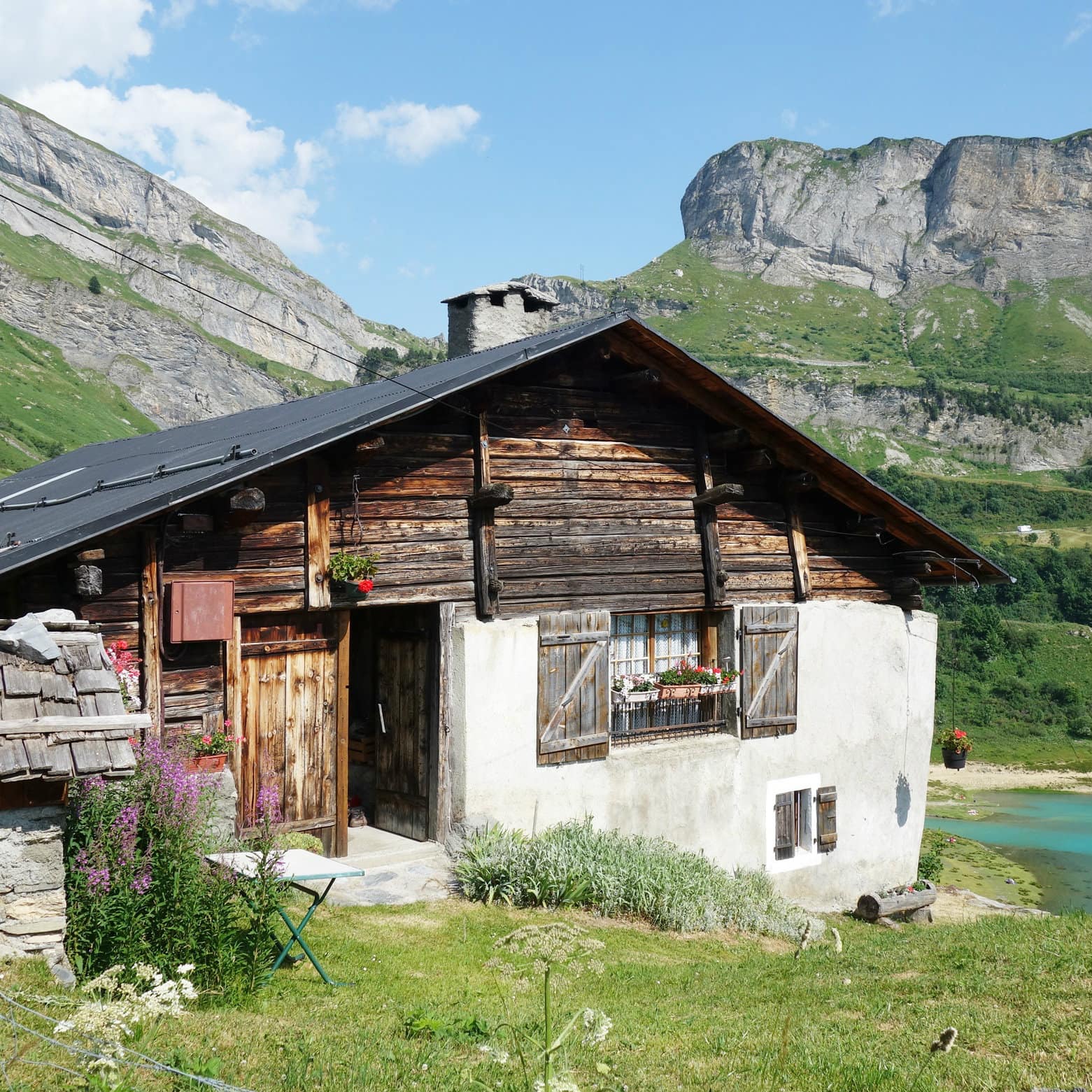Se sentir comme chez soi dans un beau petit chalet de montagne dans les Alpes près d'un lac