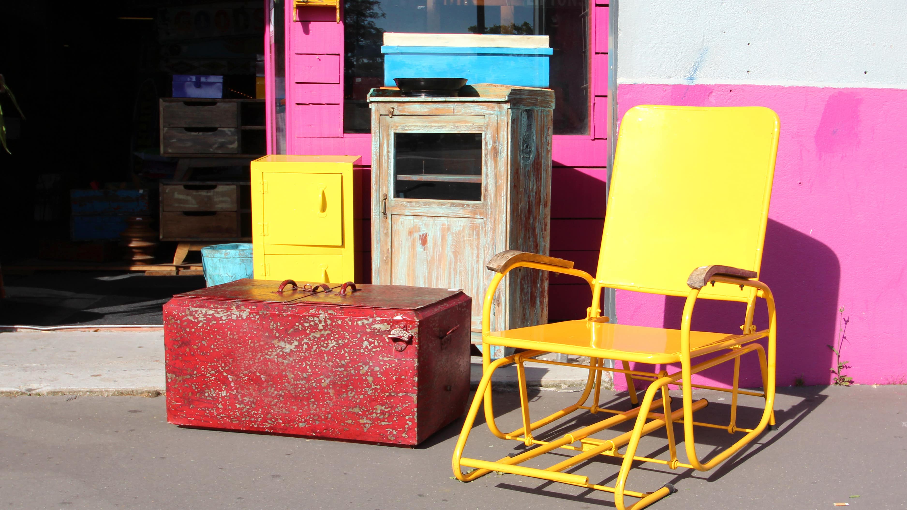 Meubles de brocante colorés sur un marché aux puces