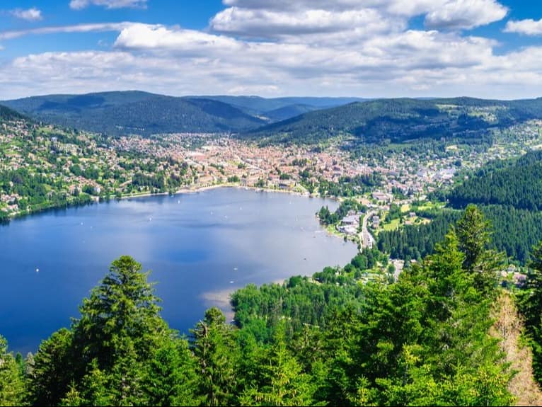 En famille dans les montagnes près du lac de Gérardmer