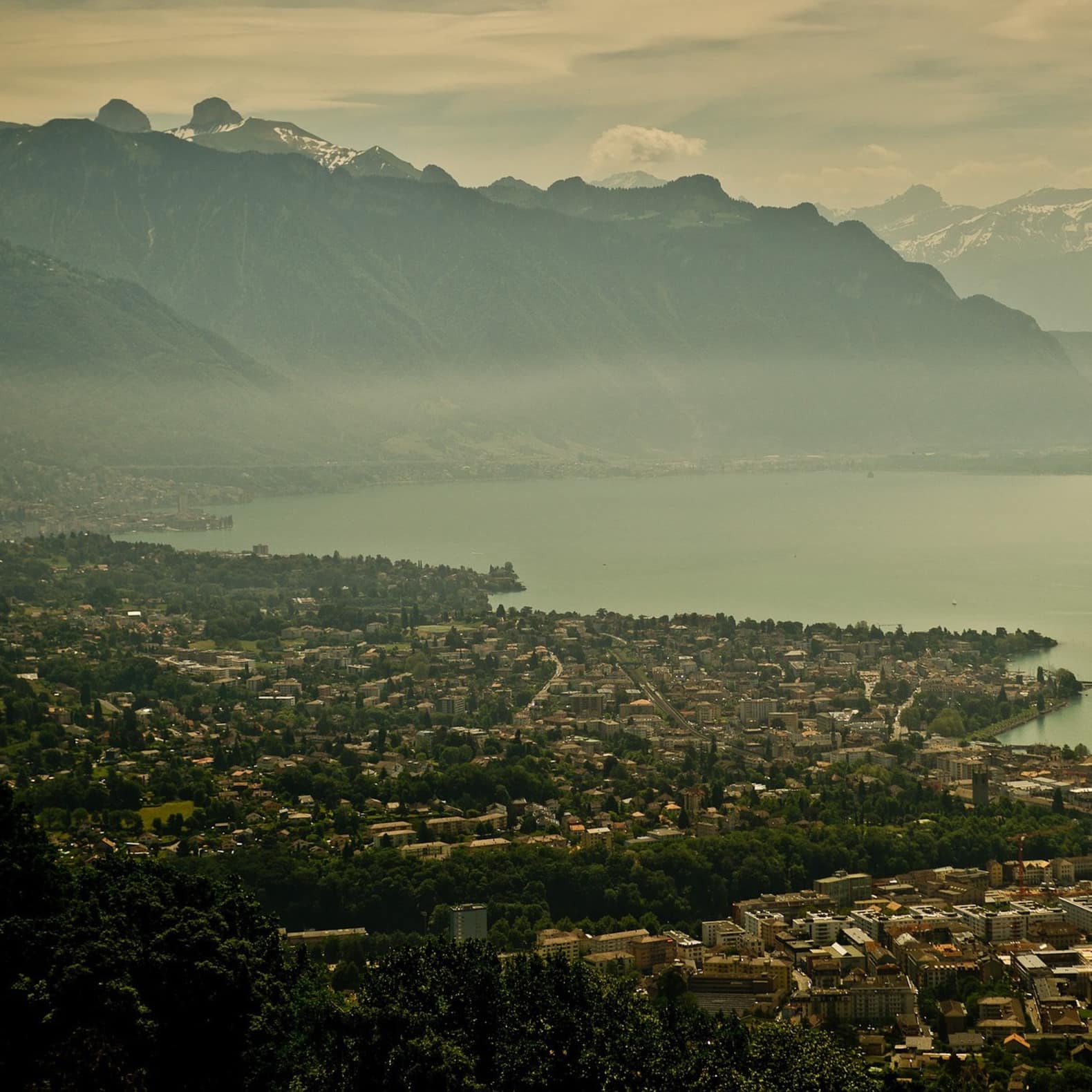 Genève, le lac Léman et ses montagnes enneigées