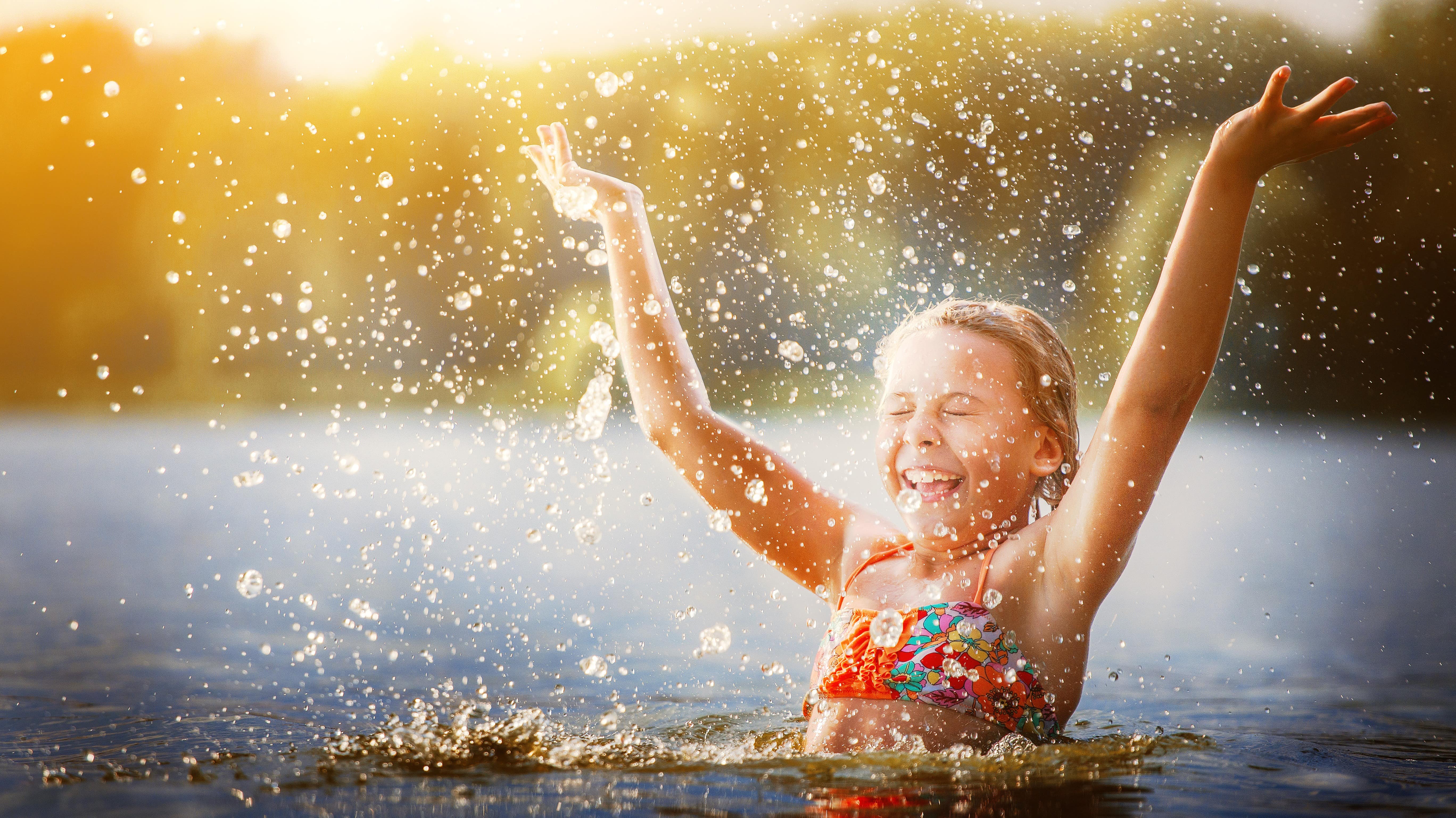 Enfant qui joue dans l’eau
