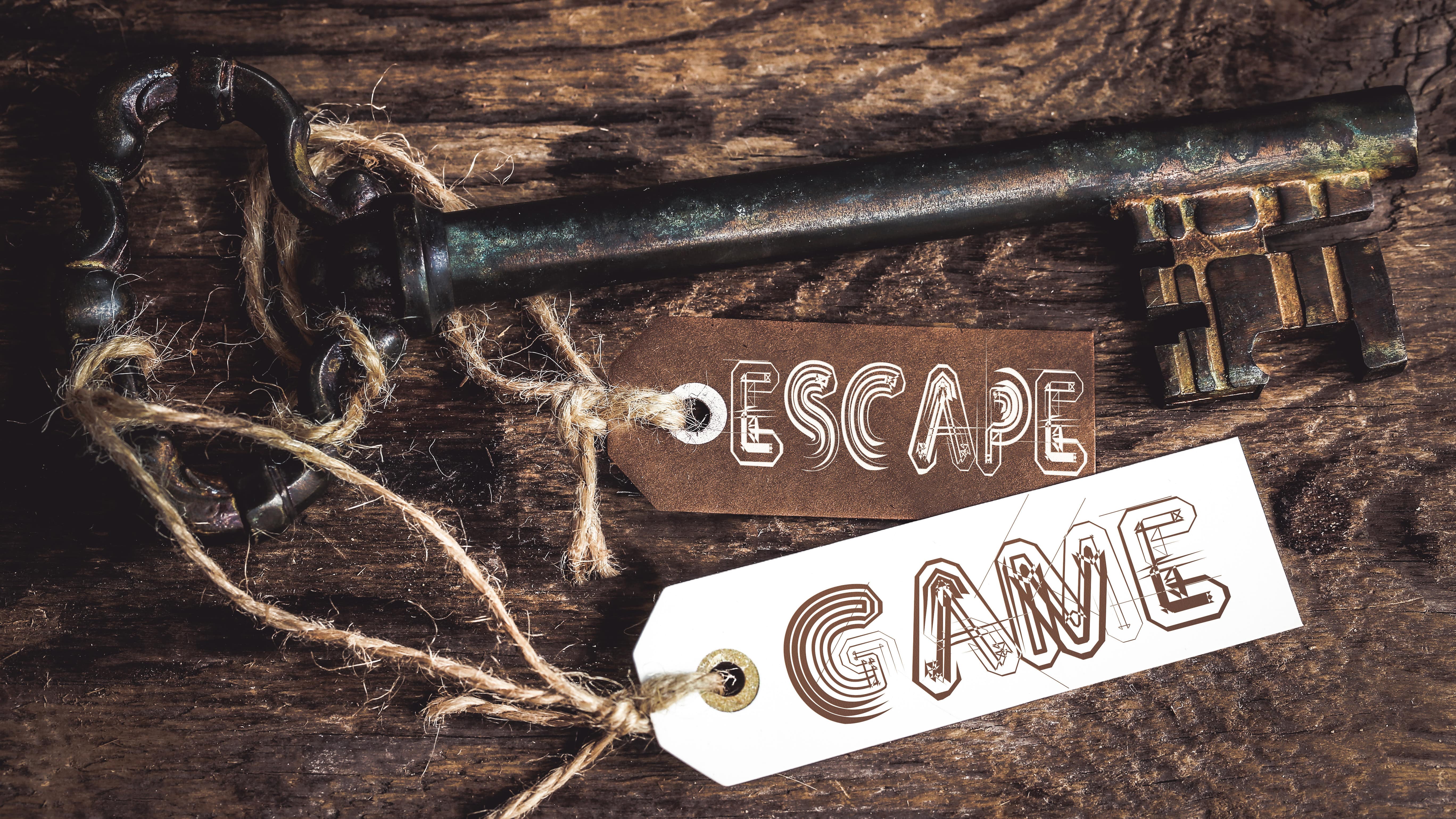 Une clé ancienne avec les étiquettes « Escape » et « Game »