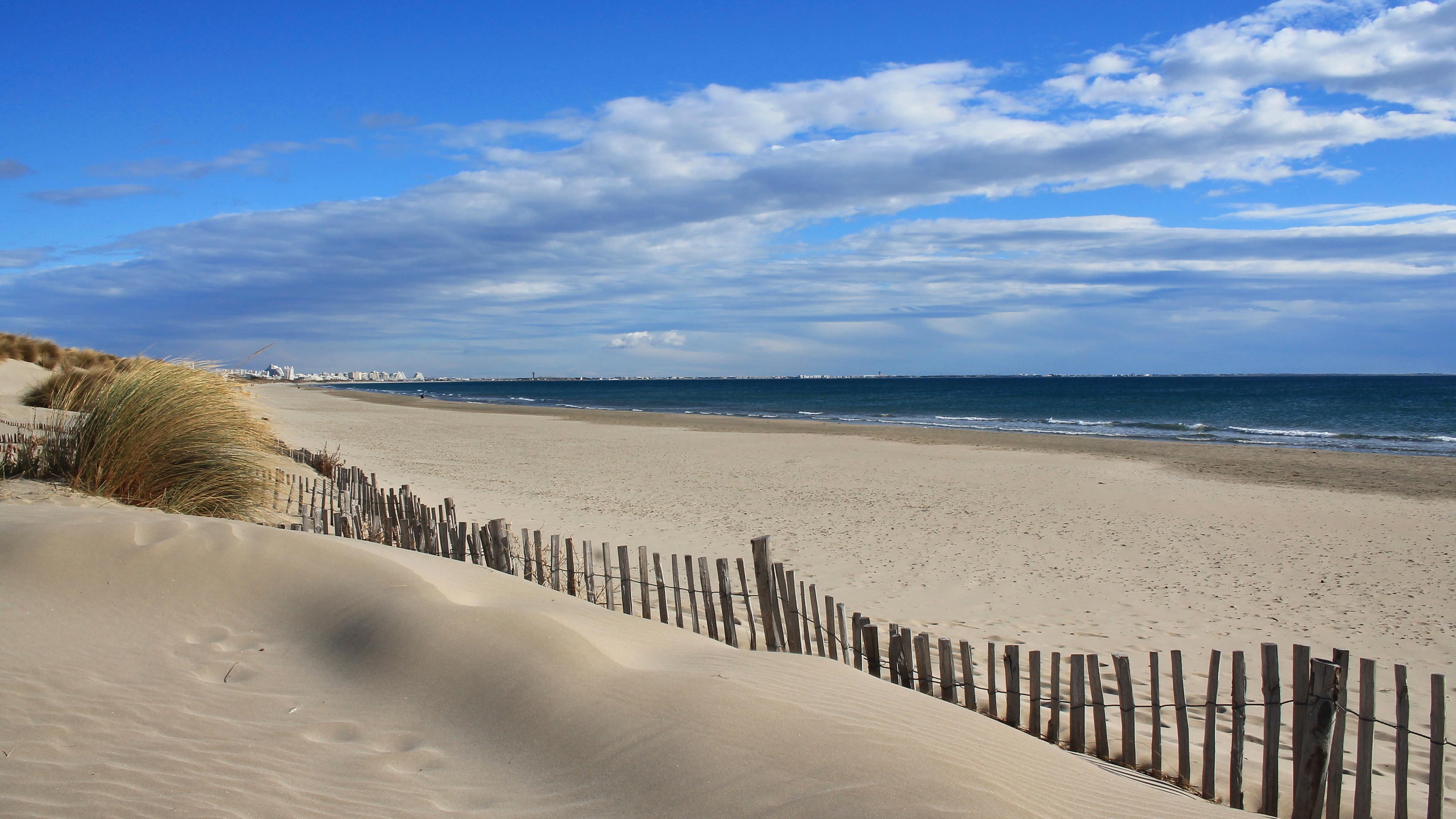 Vue sur la plage et les dunes du Petit Travers