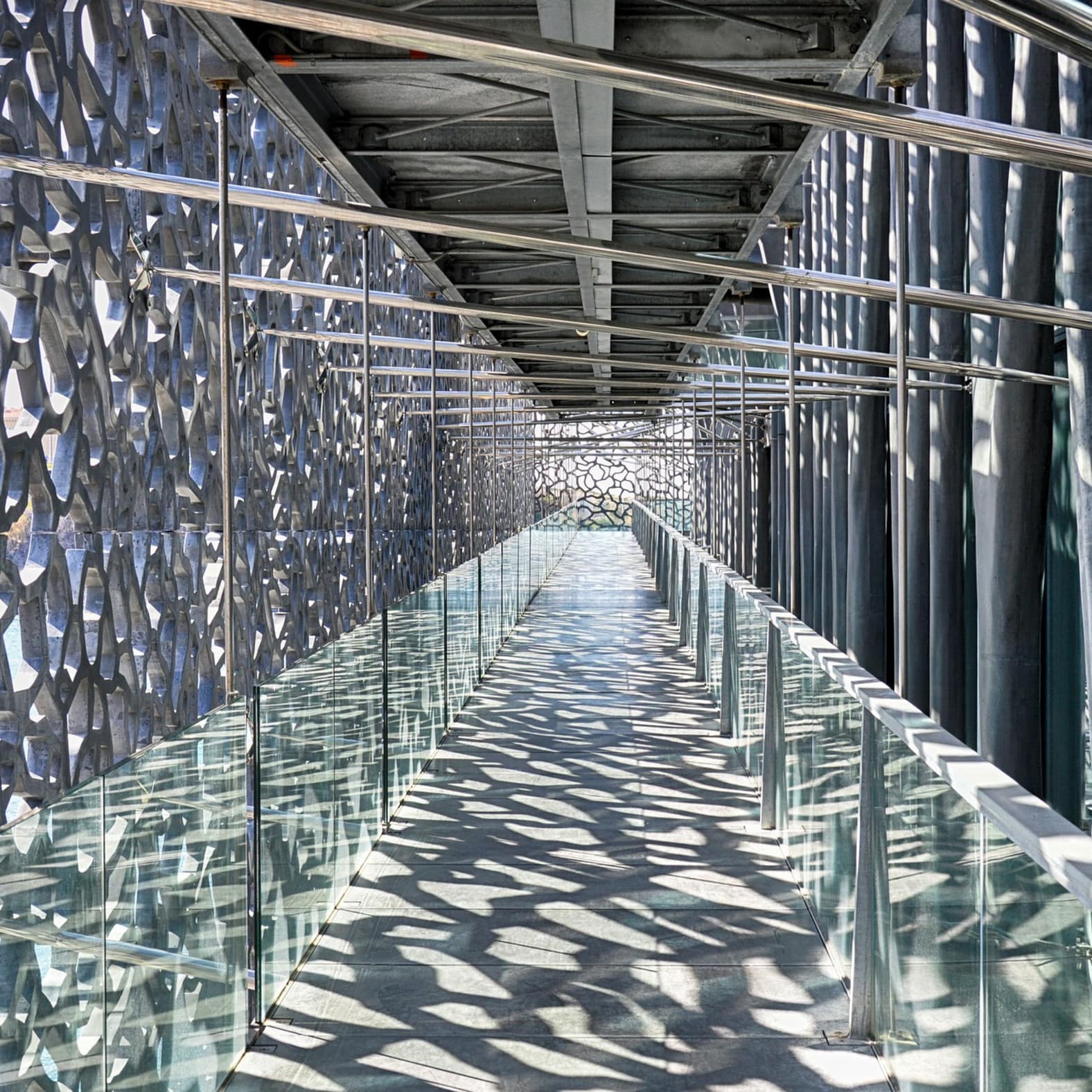 Prouesse architecturale : couloir de verre et de métal dans le tout nouveau musée de Marseille, le Mucem