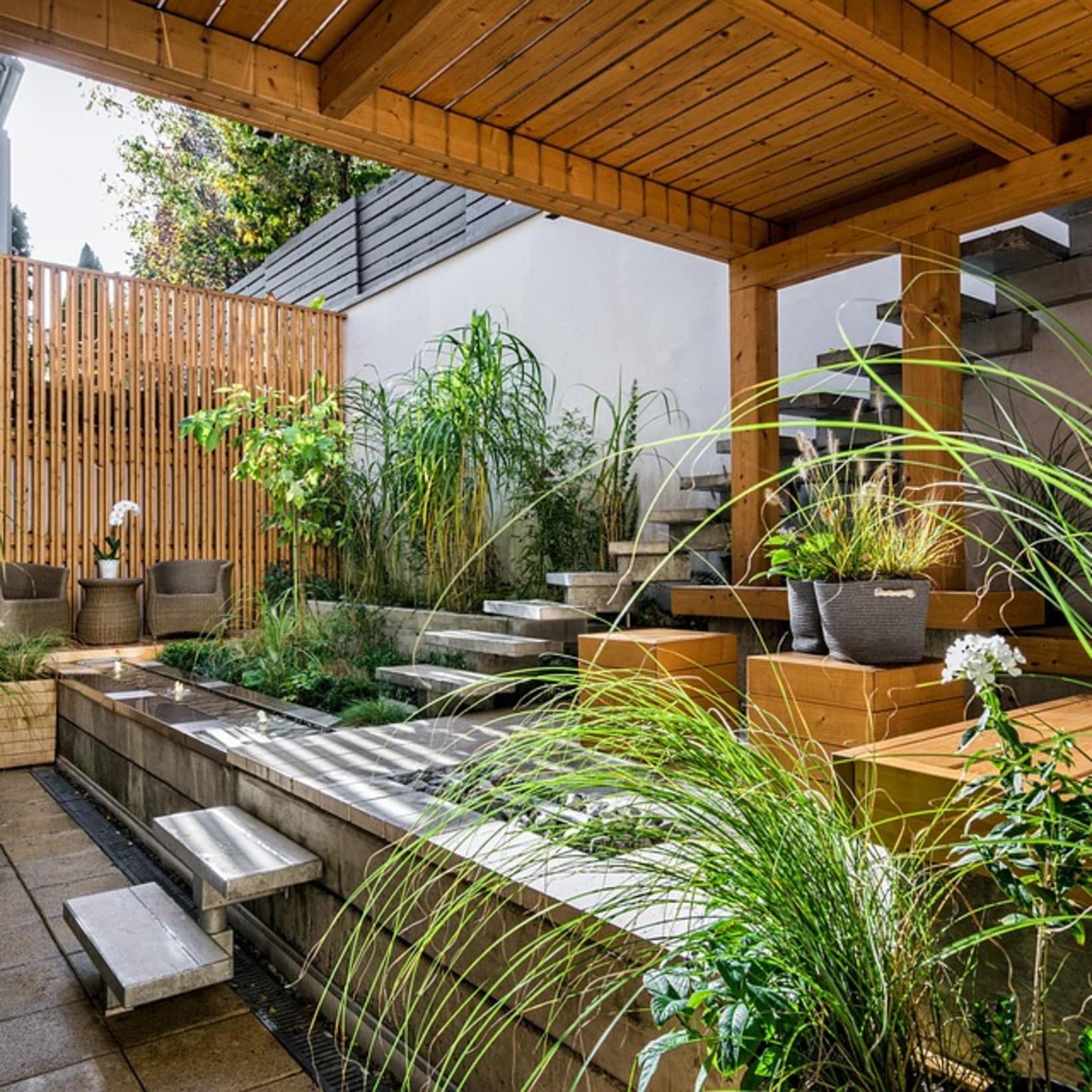 Villa, arbustes, terrasse couverte, jardin zen, villa Nice