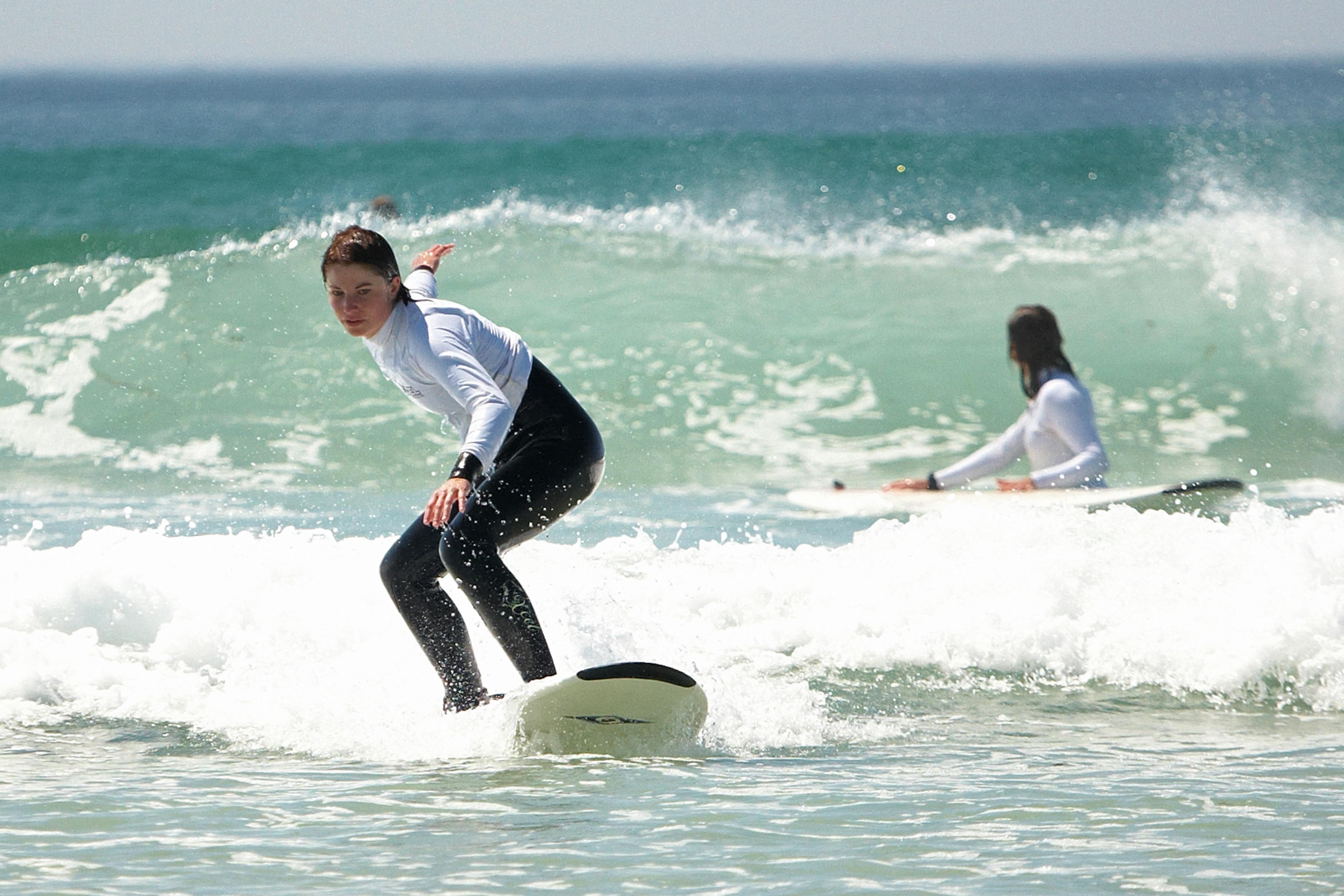 Surfeur sur une vague