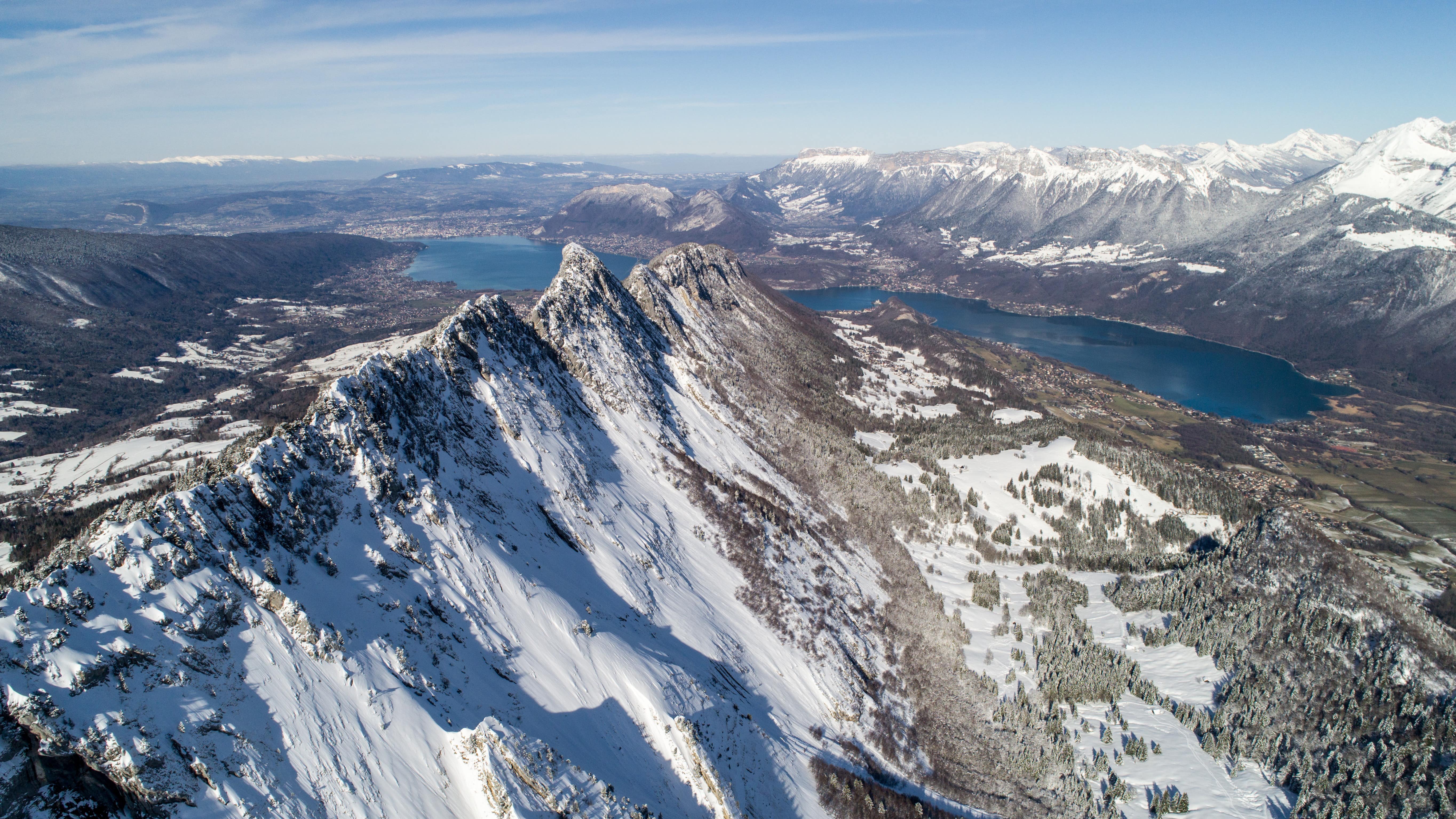 Lac d’Annecy et ses montagnes en hiver