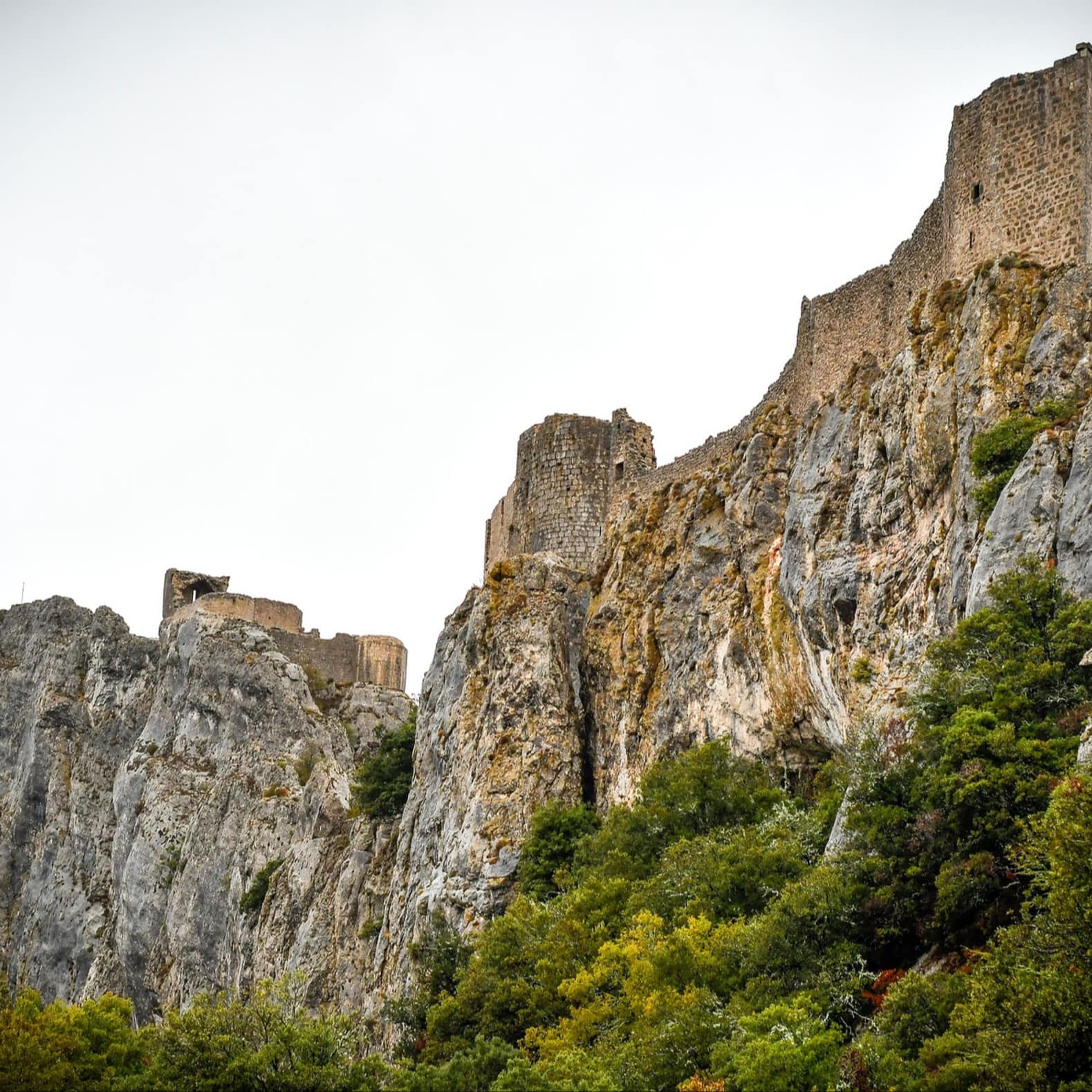 Ruines d'un château cathare sur un pic rocheux : vestige historique dans les Corbières.