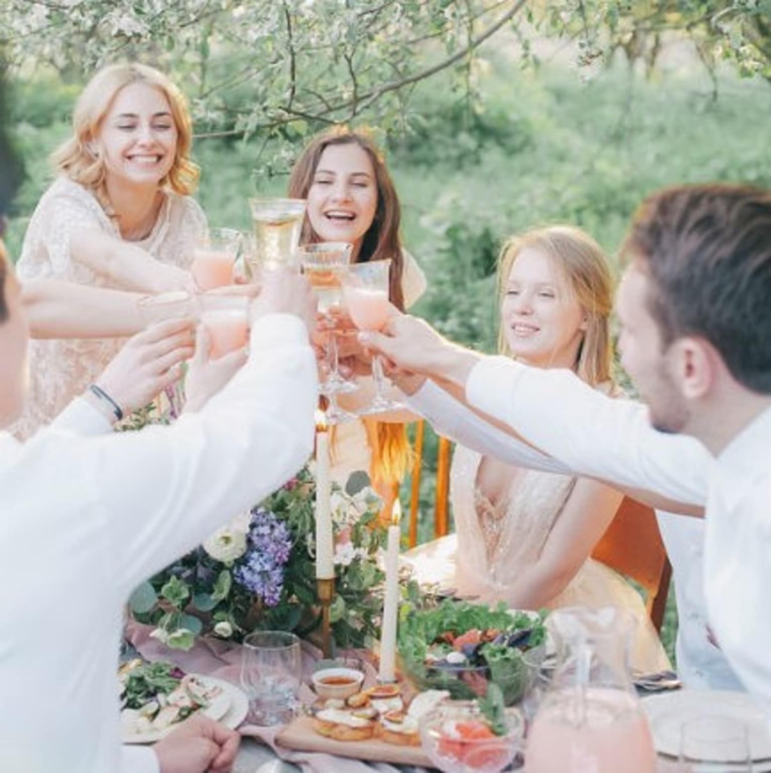 Famille trinquant autour d’une table, week-end insolite en famille