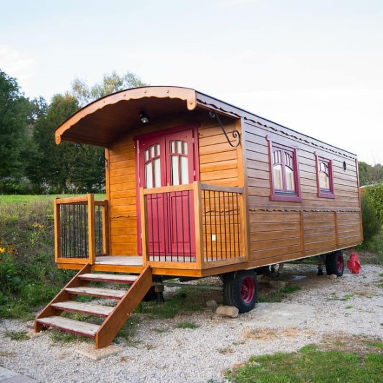 Roulotte en bois, hébergement insolite Bretagne