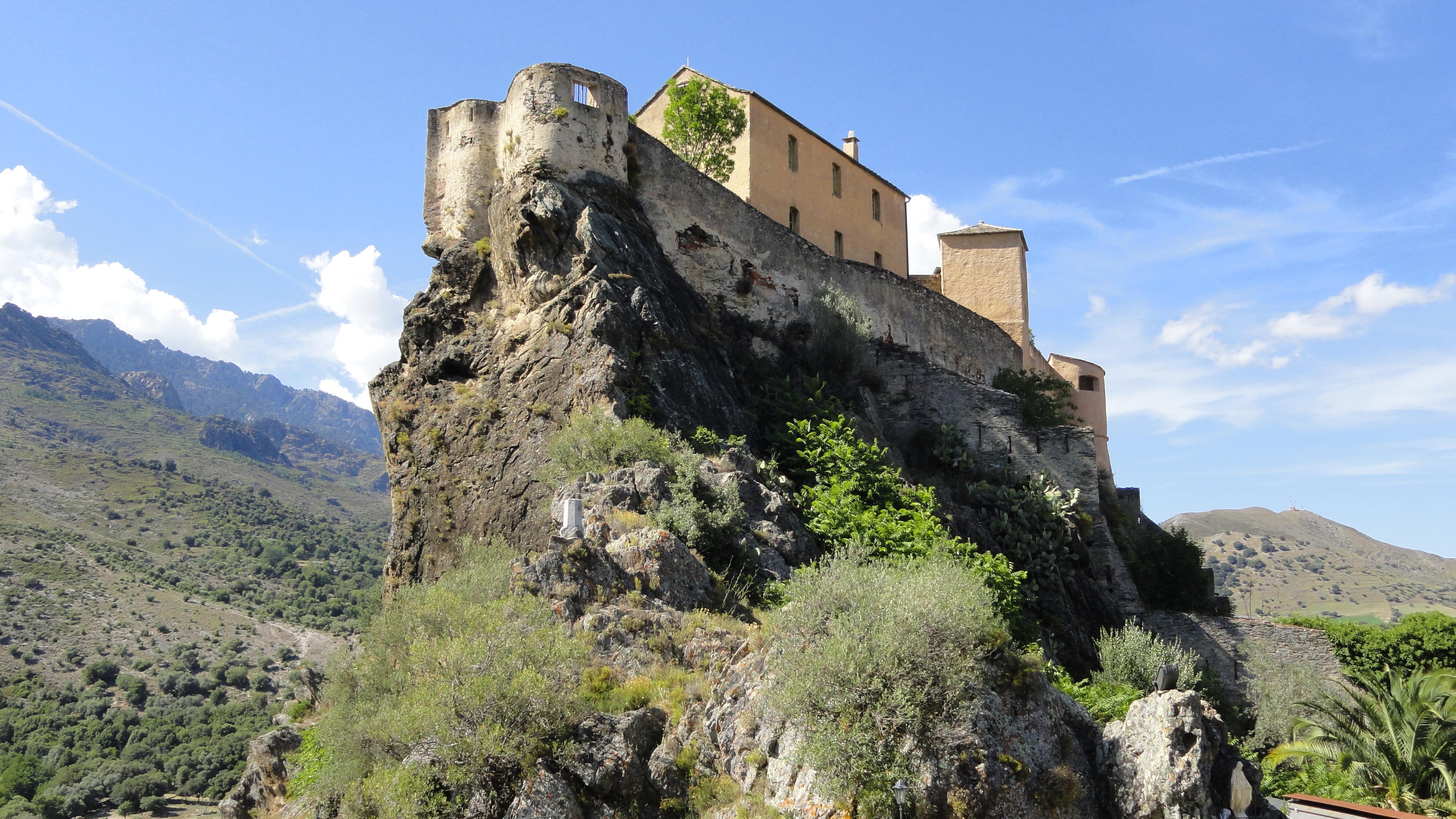 Vue depuis en bas sur le château de la citadelle de Corte