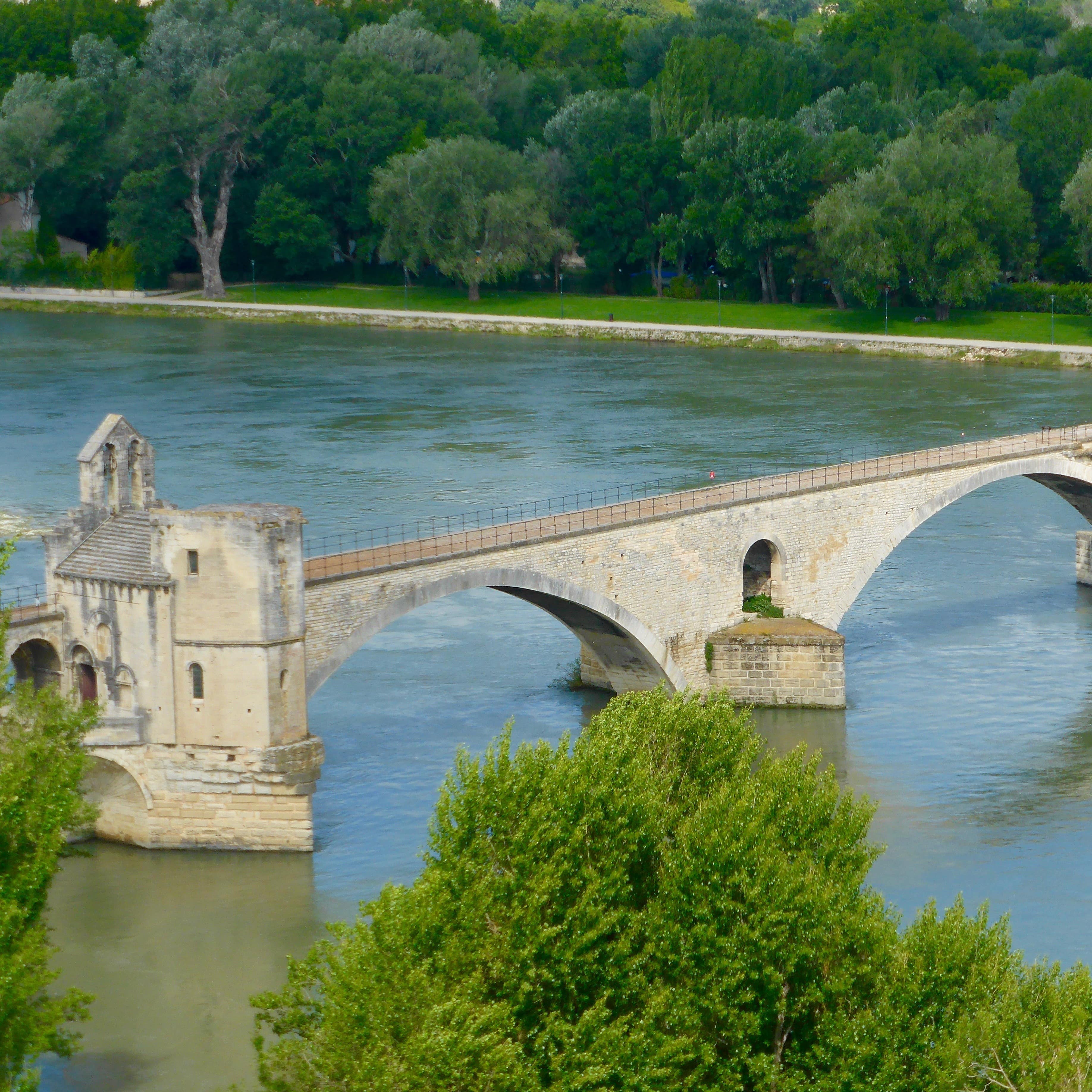 Le pont Saint-Bénézet, dans la cité des papes, plus connu sous le nom de Pont d’Avignon !