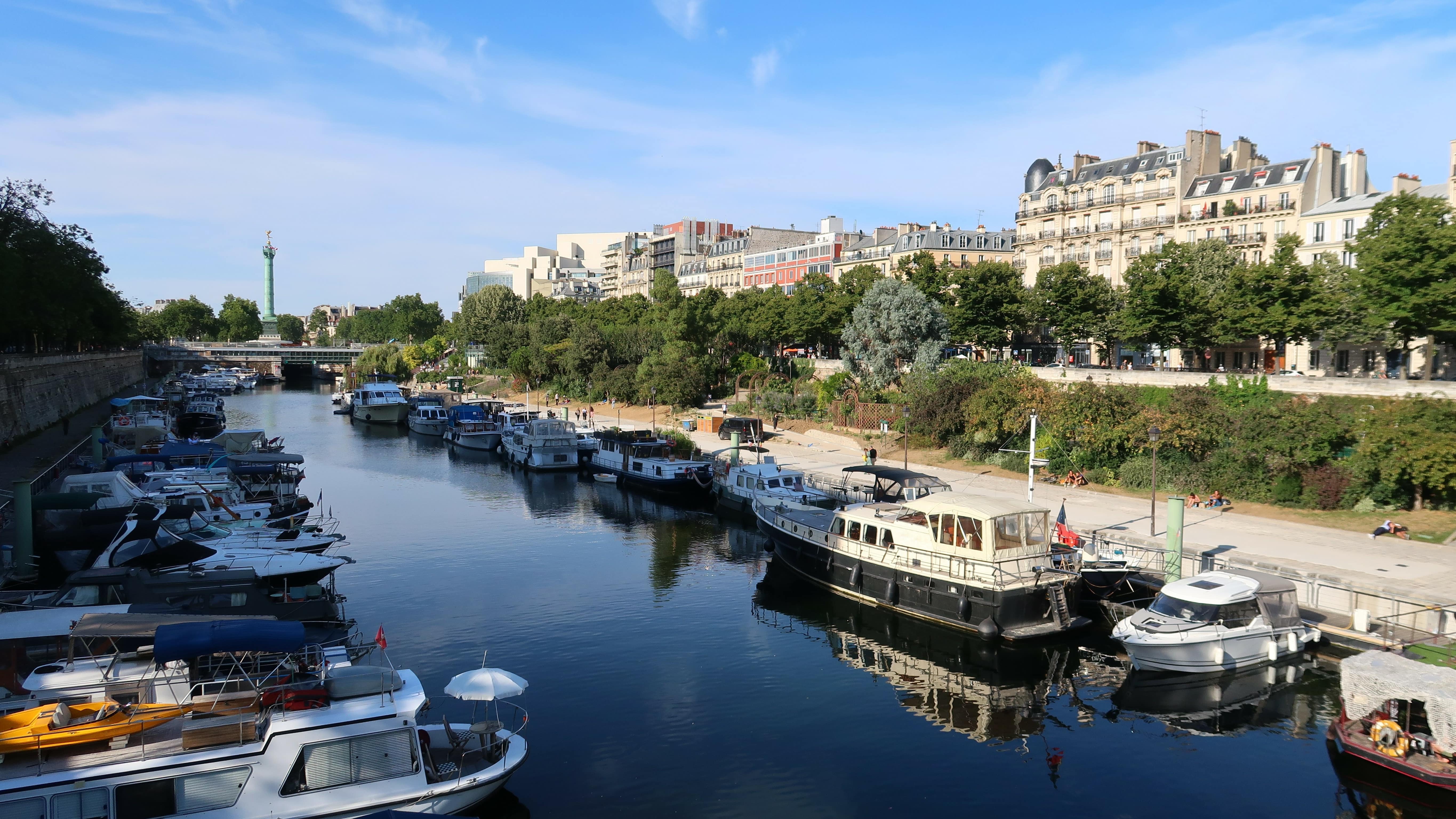 Bateaux de plaisance amarrés au port de l’Arsenal dans le quartier de la Bastille à Paris