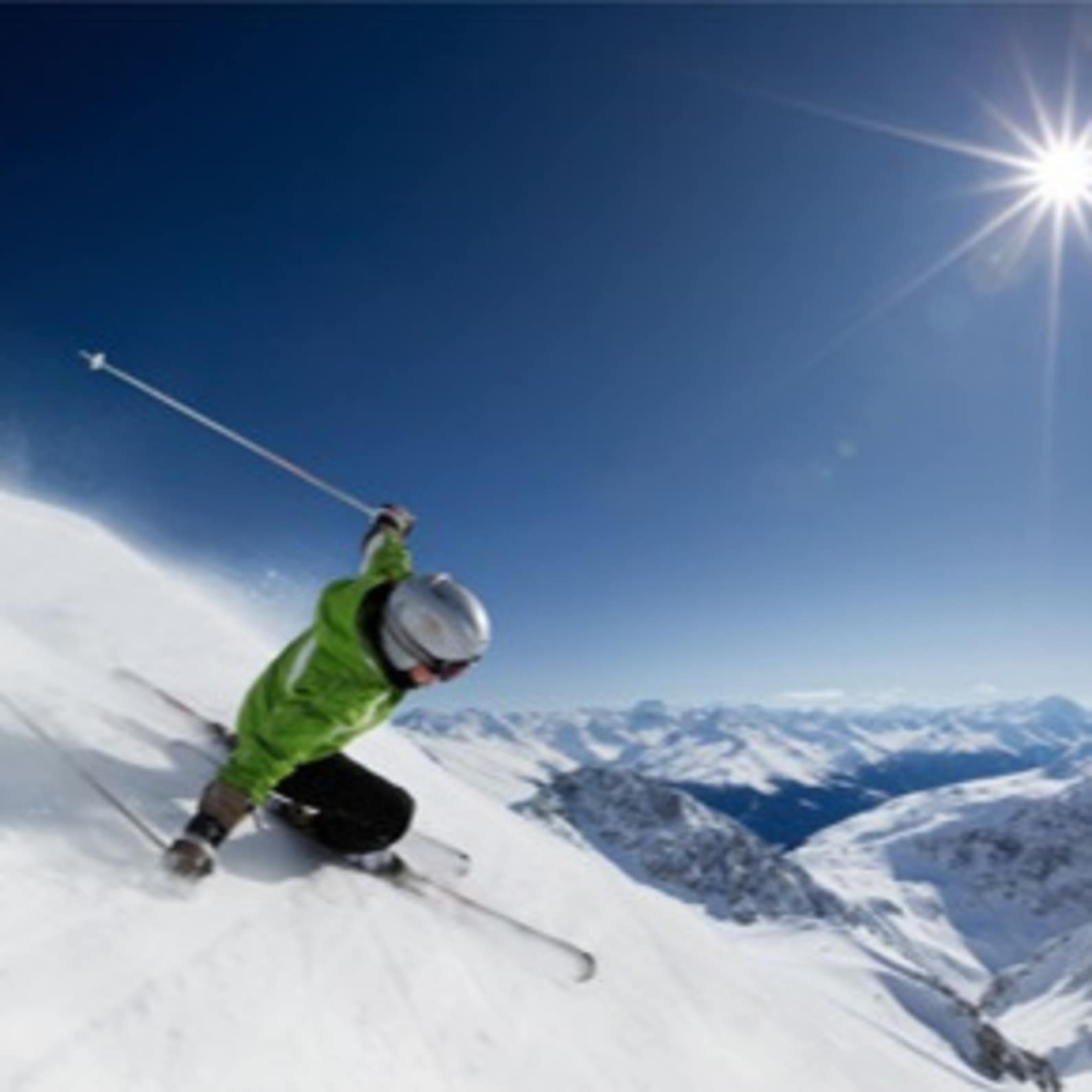 Montagne enneigée et skieur