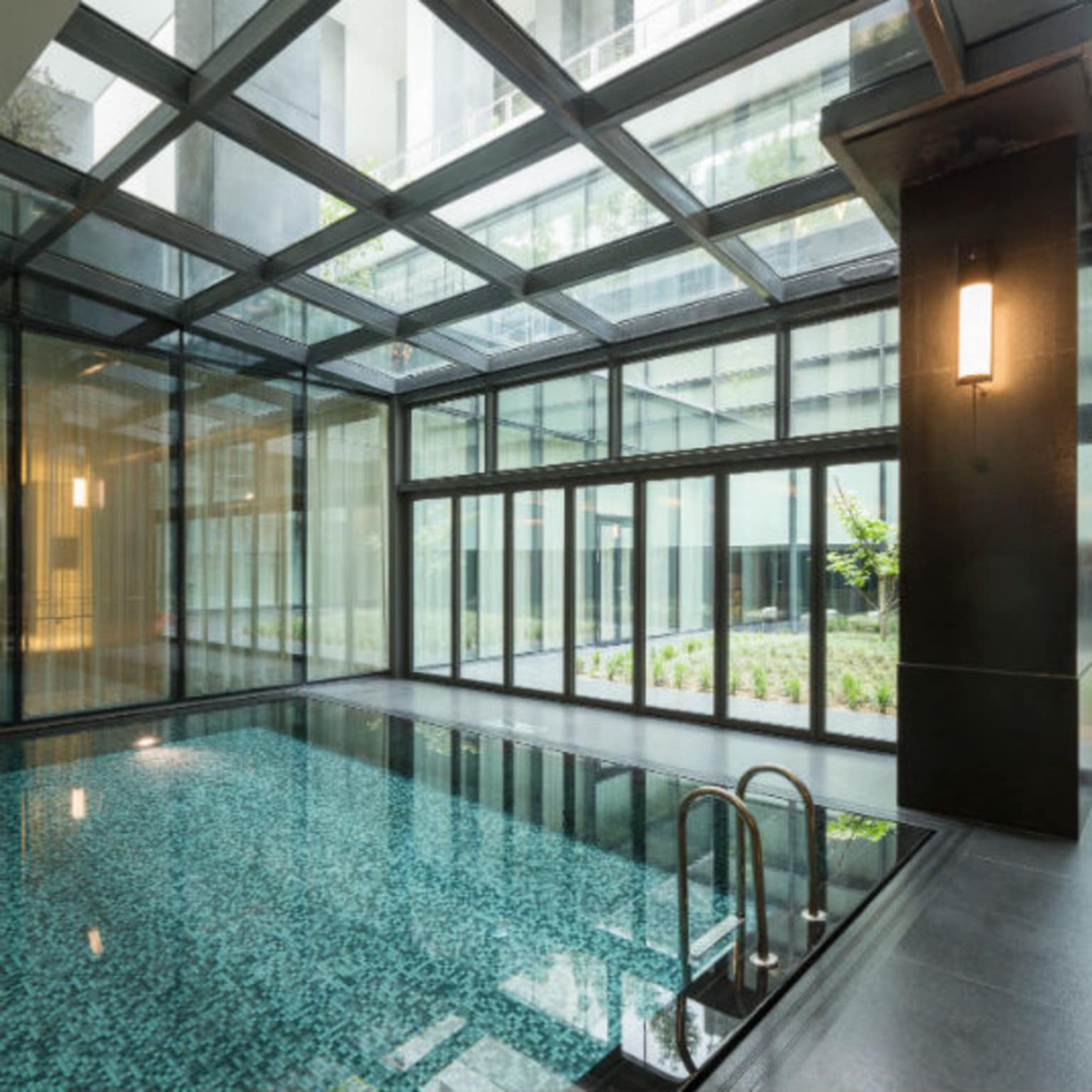 Piscine intérieure dans maison moderne, location maison avec piscine intérieure