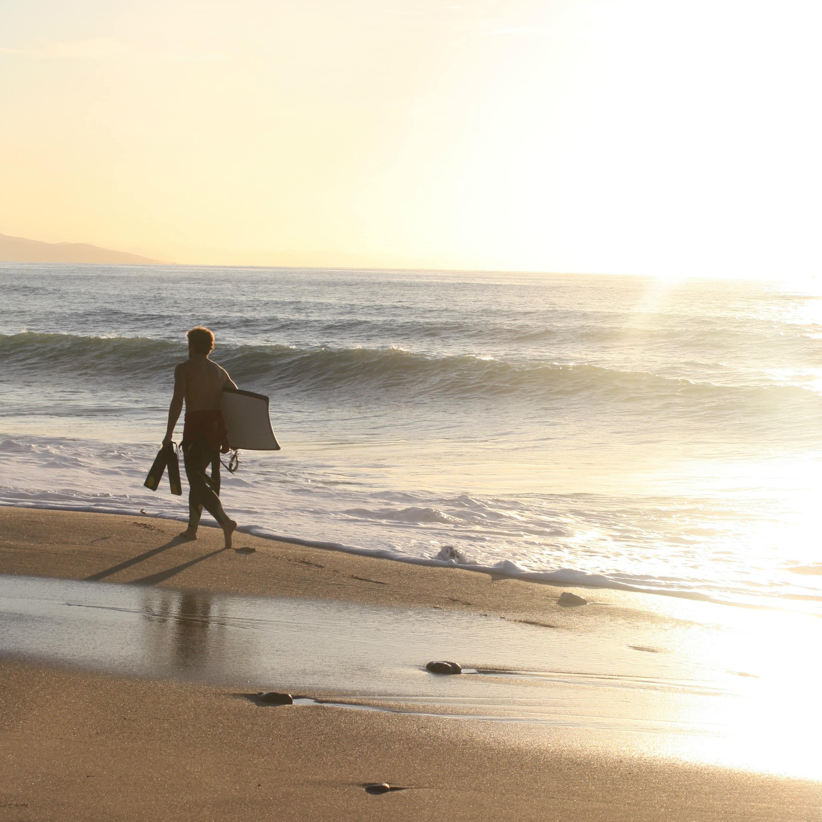 Surfer sur une plage de Biarritz
