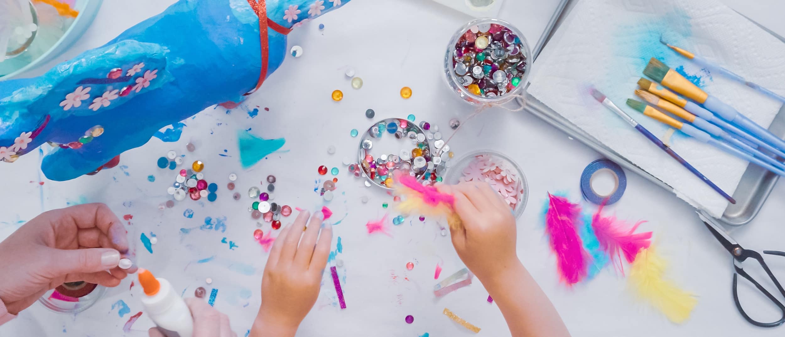 Bons plans récréatifs pour s’occuper à la maison: activités manuelles et bricolage pour se distraire en famille