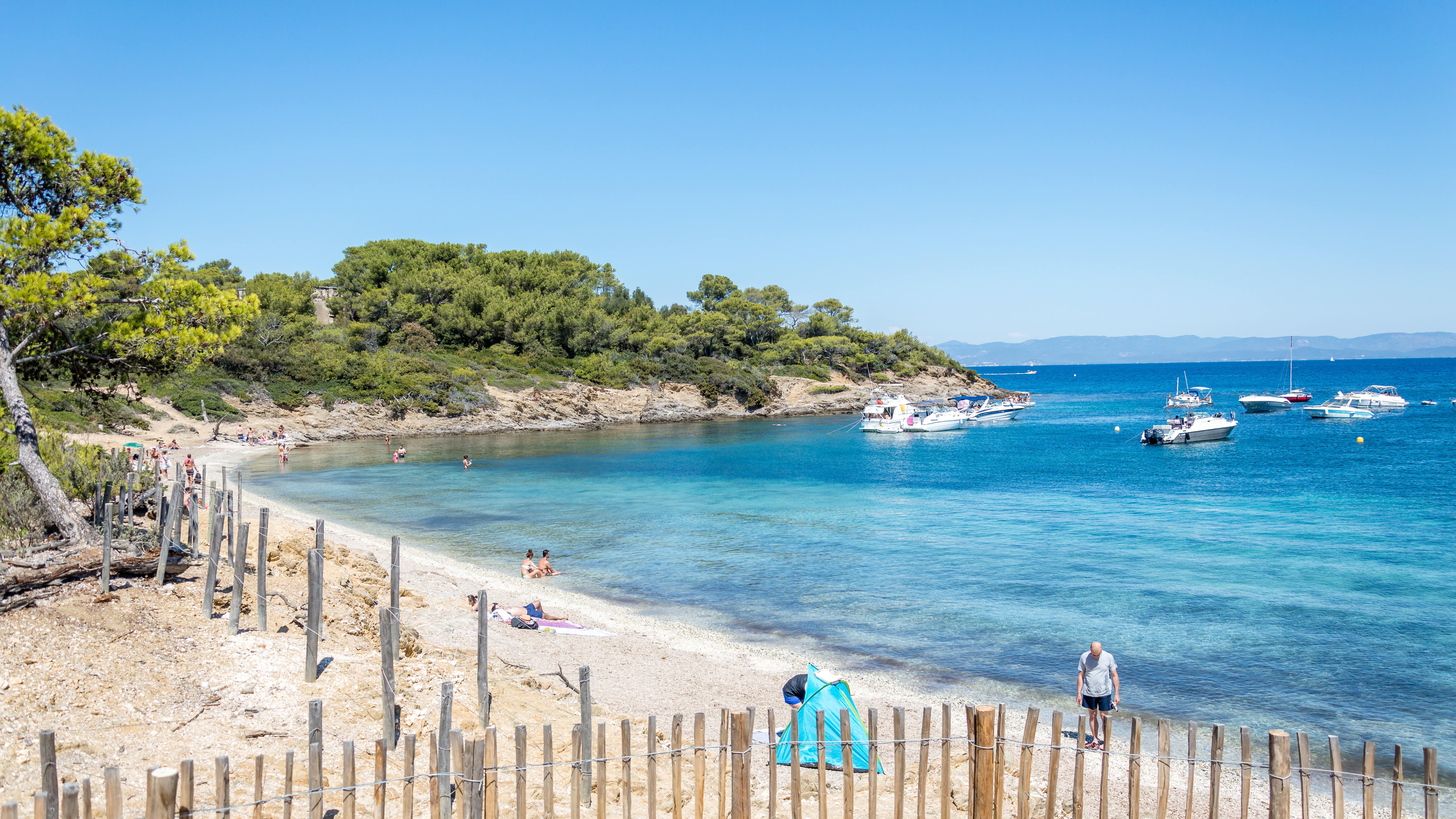 Des familles sur une plage de l’île de Porquerolles