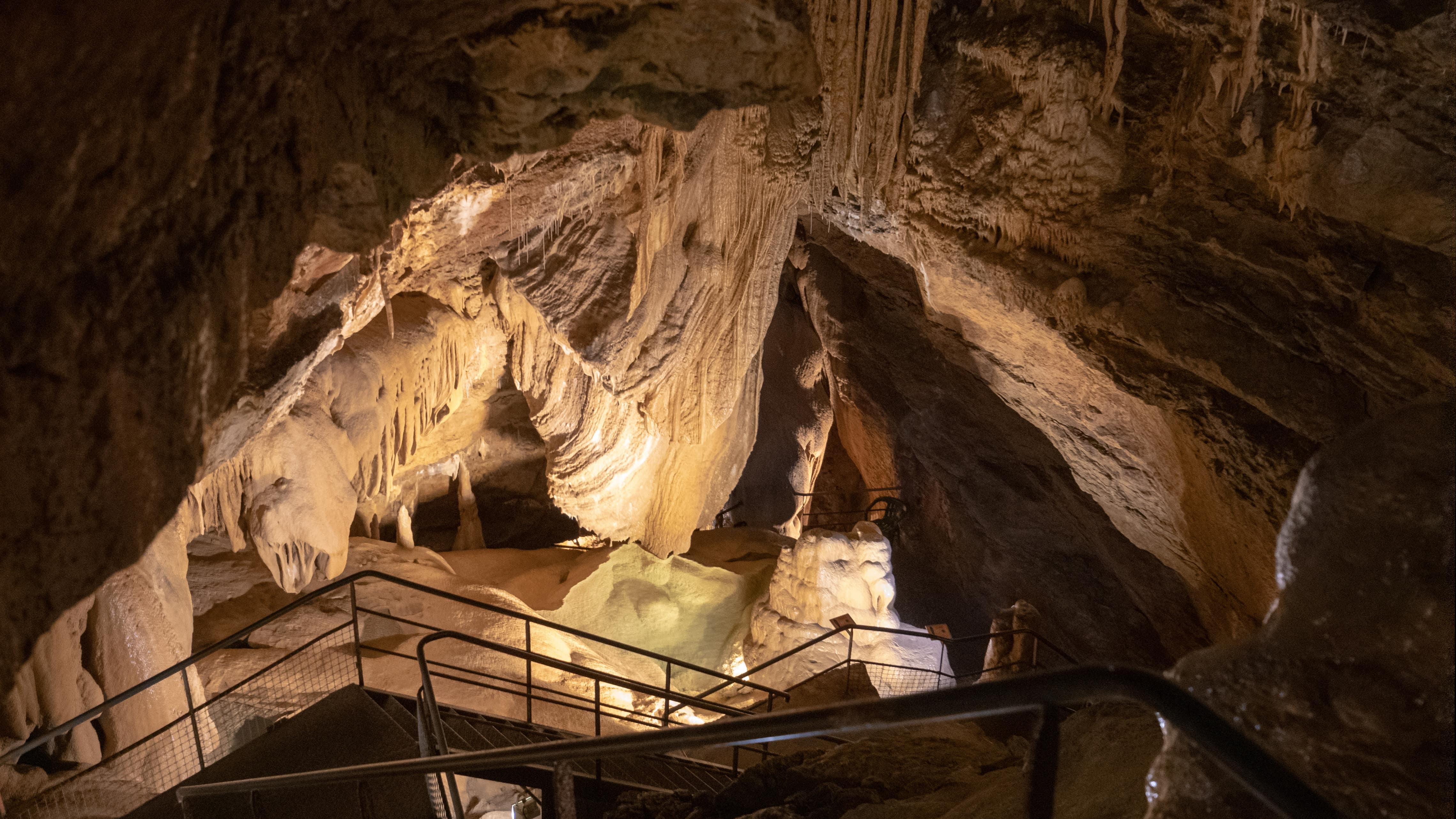 Formations rocheuses et calcaires de la grotte de Trabuc