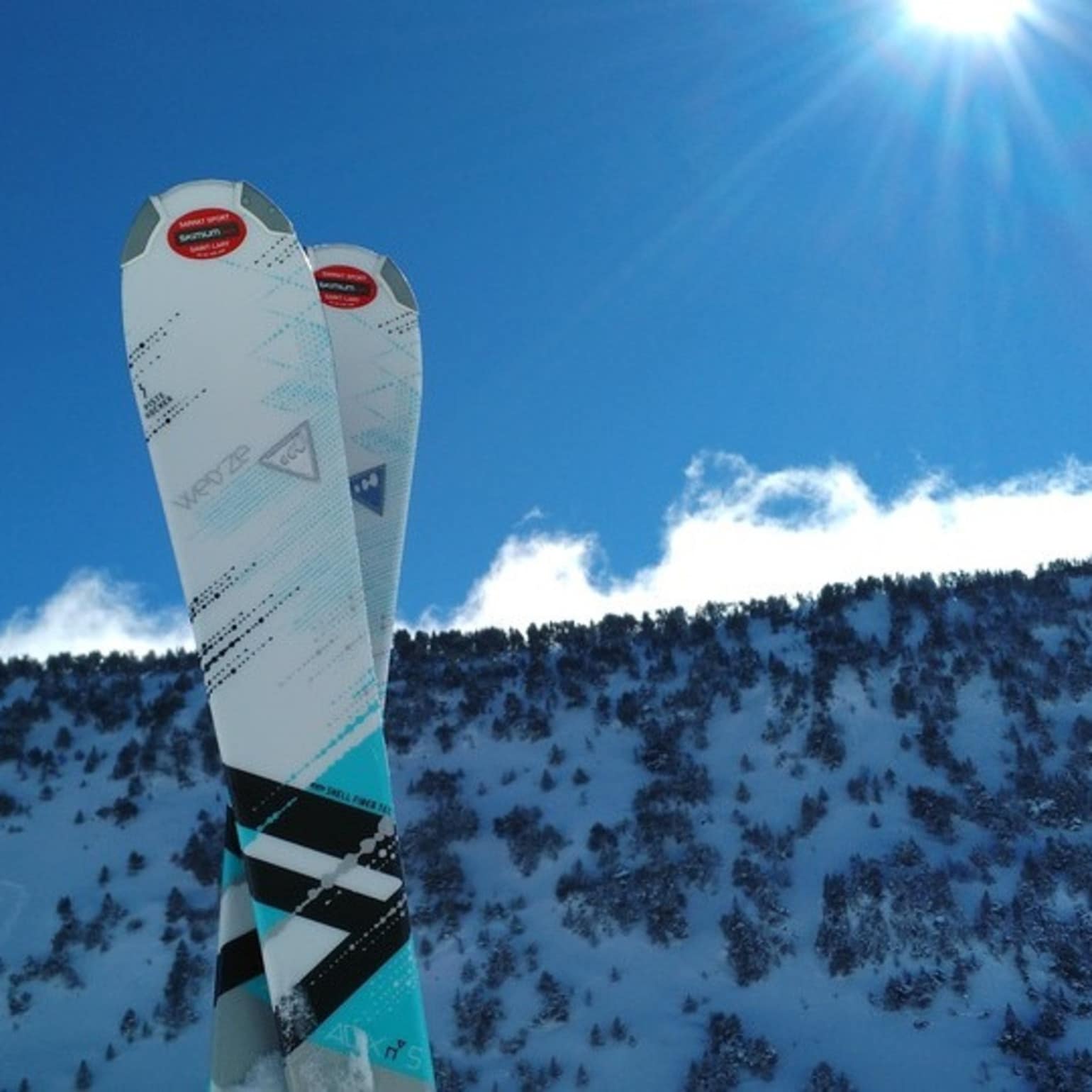 Paire de skis face à la montagne