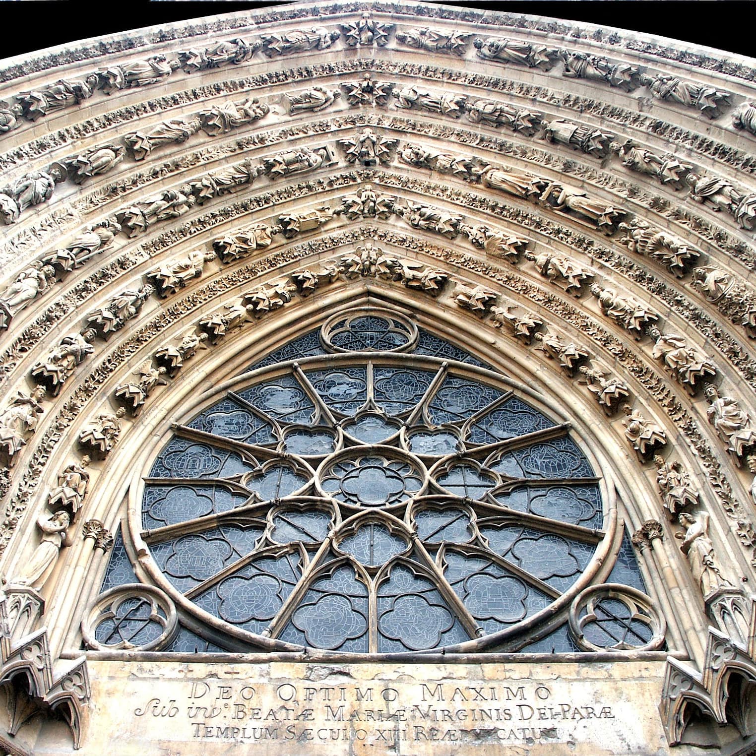 Gros plan sur la Basilique Saint-Remi, Reims, France