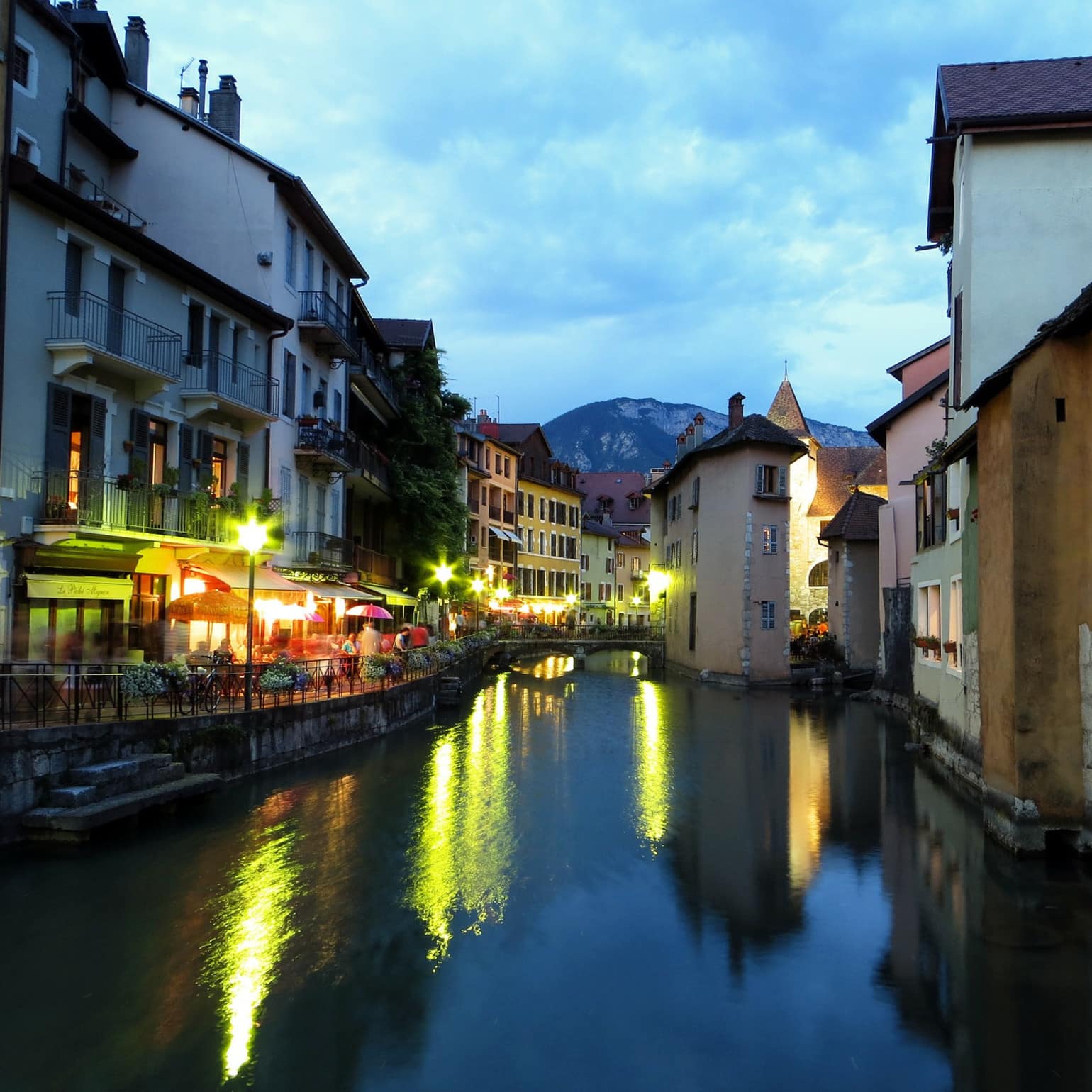 De jour comme de nuit, la beauté d'Annecy au fil de l'eau