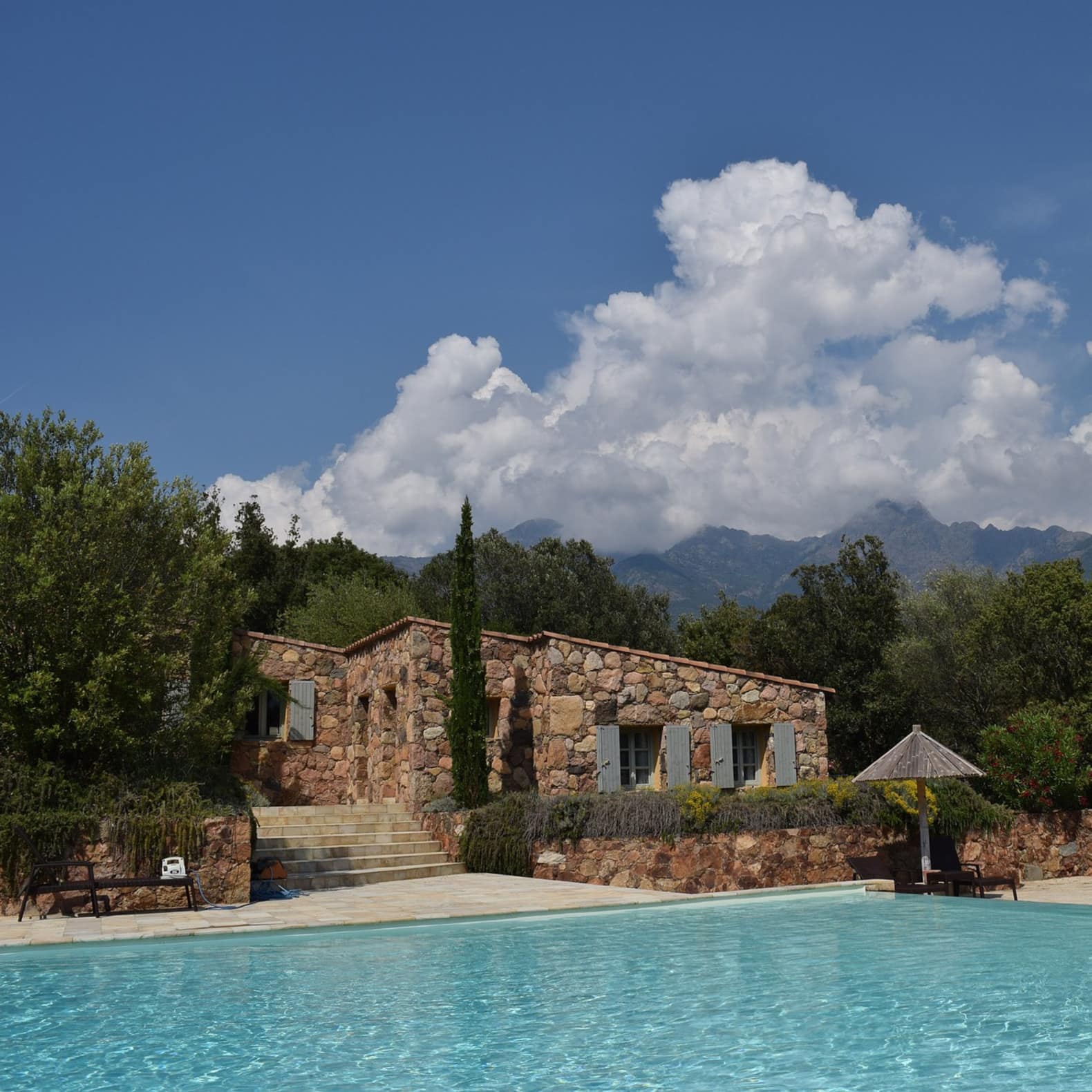 Villa en pierre du pays, dans un massif boisé de Corse, avec magnifique piscine