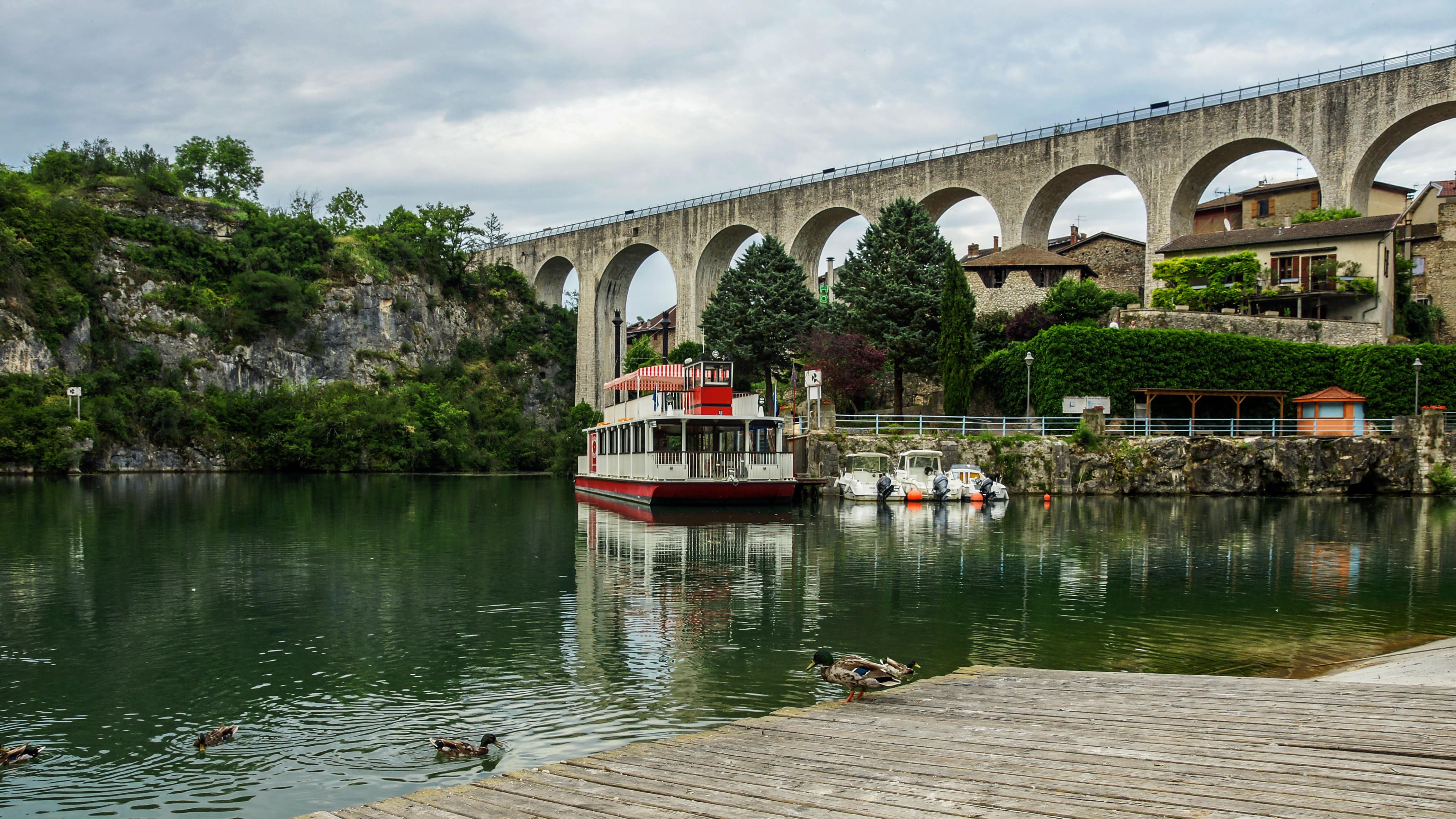 Le bateau à roue Royans-Vercors près du pont sur l’Isère à Saint-Nazaire-en-Royans