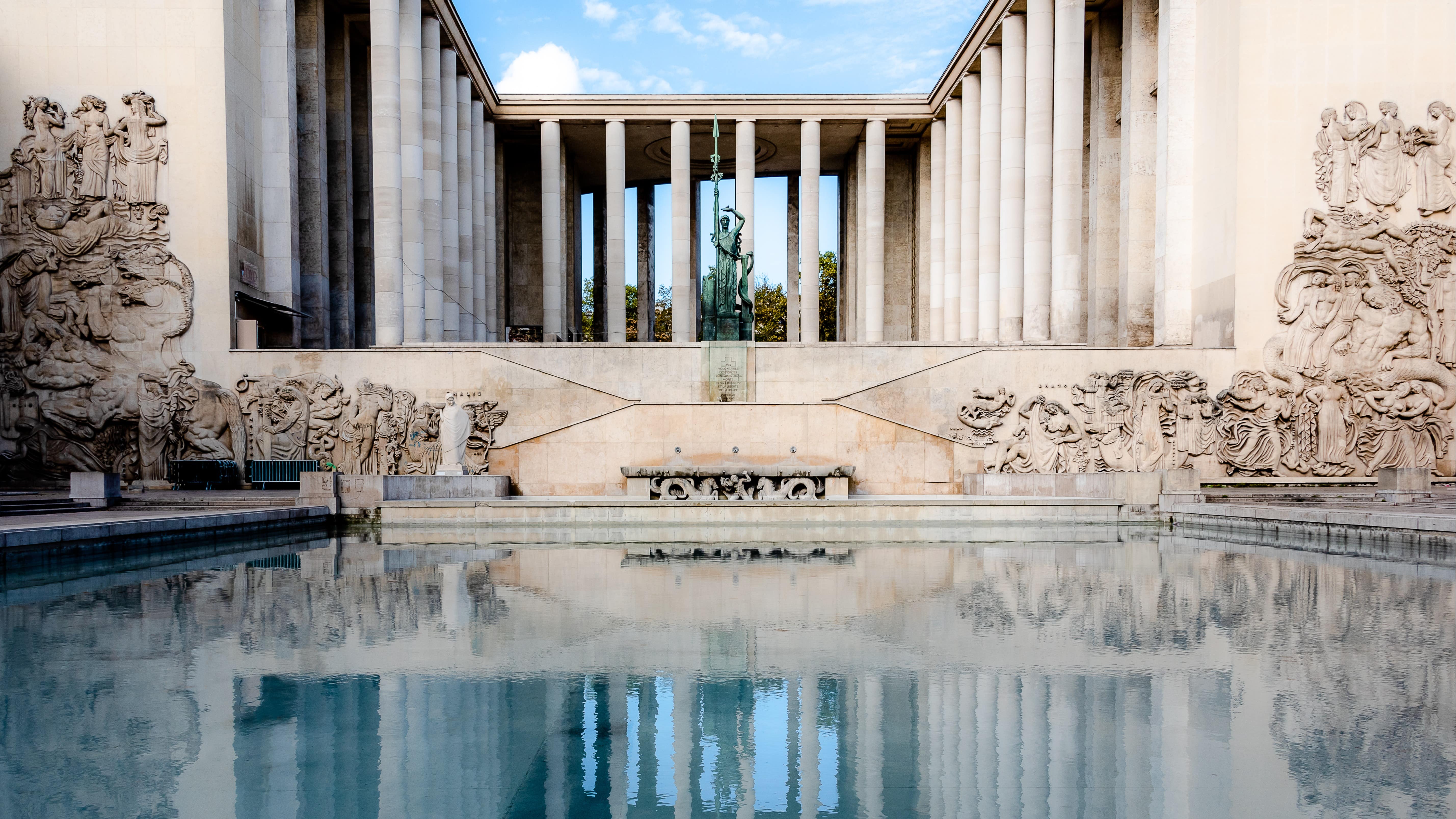 Plan d’eau et colonnes du Palais de Tokyo à Paris