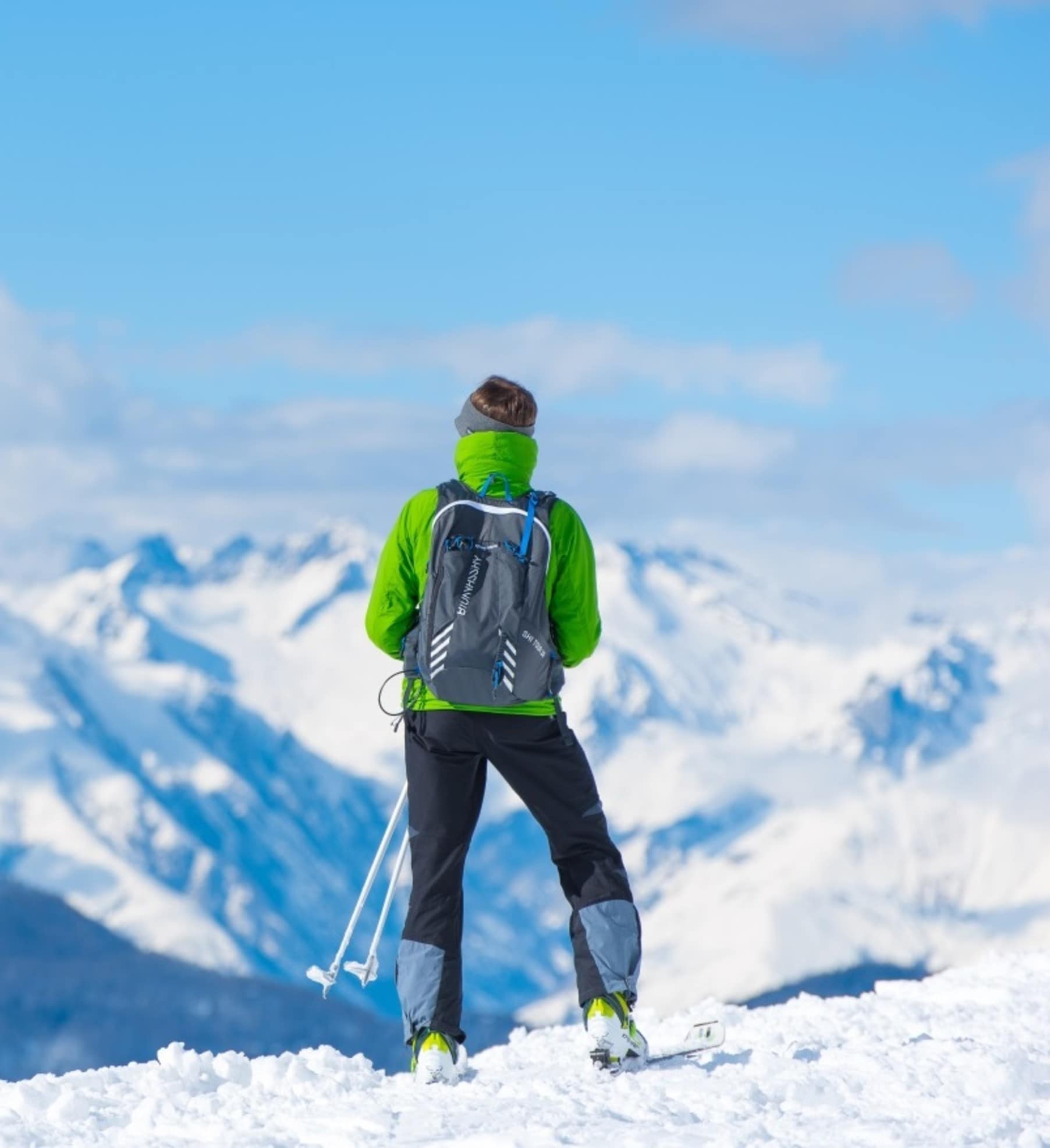 Silhouette d’homme au sommet d’une montagne