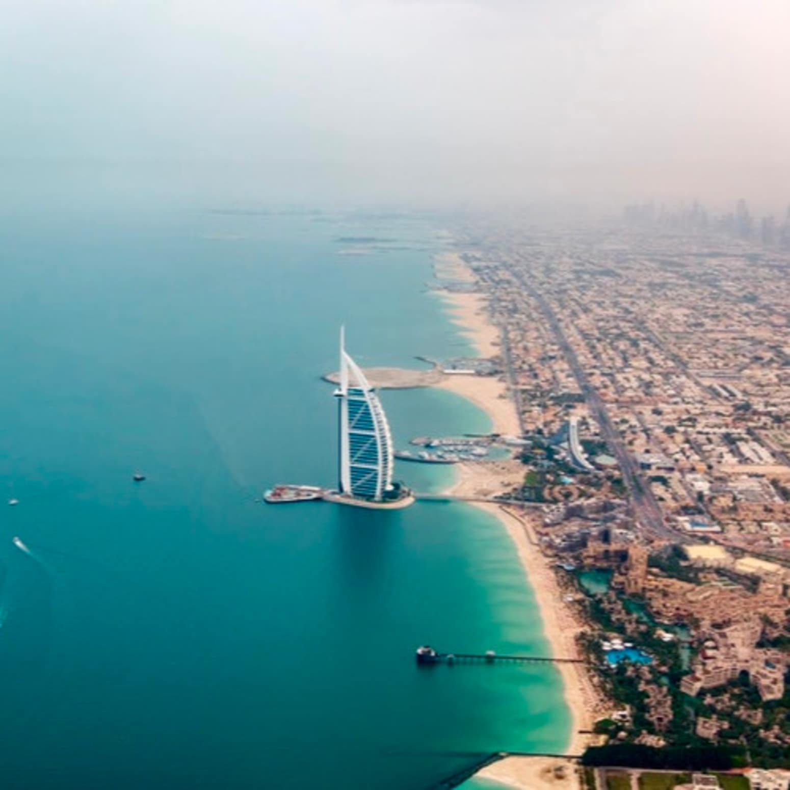 partir au soleil en janvier, ville de Dubaï faisant face à la mer
