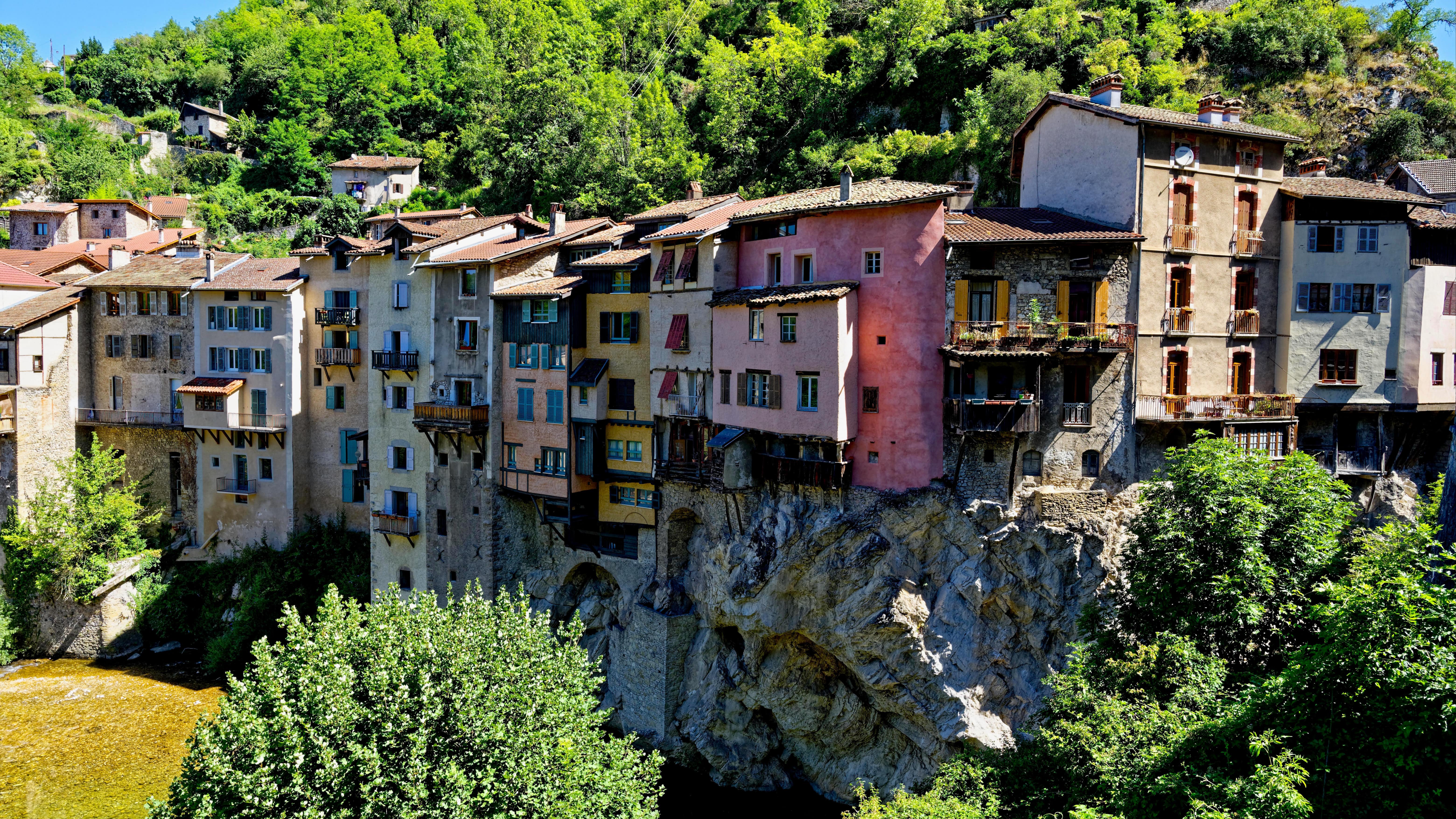 Maisons colorées suspendues qui dominent la Bourne dans le bourg médiéval de Pont-en-Royans