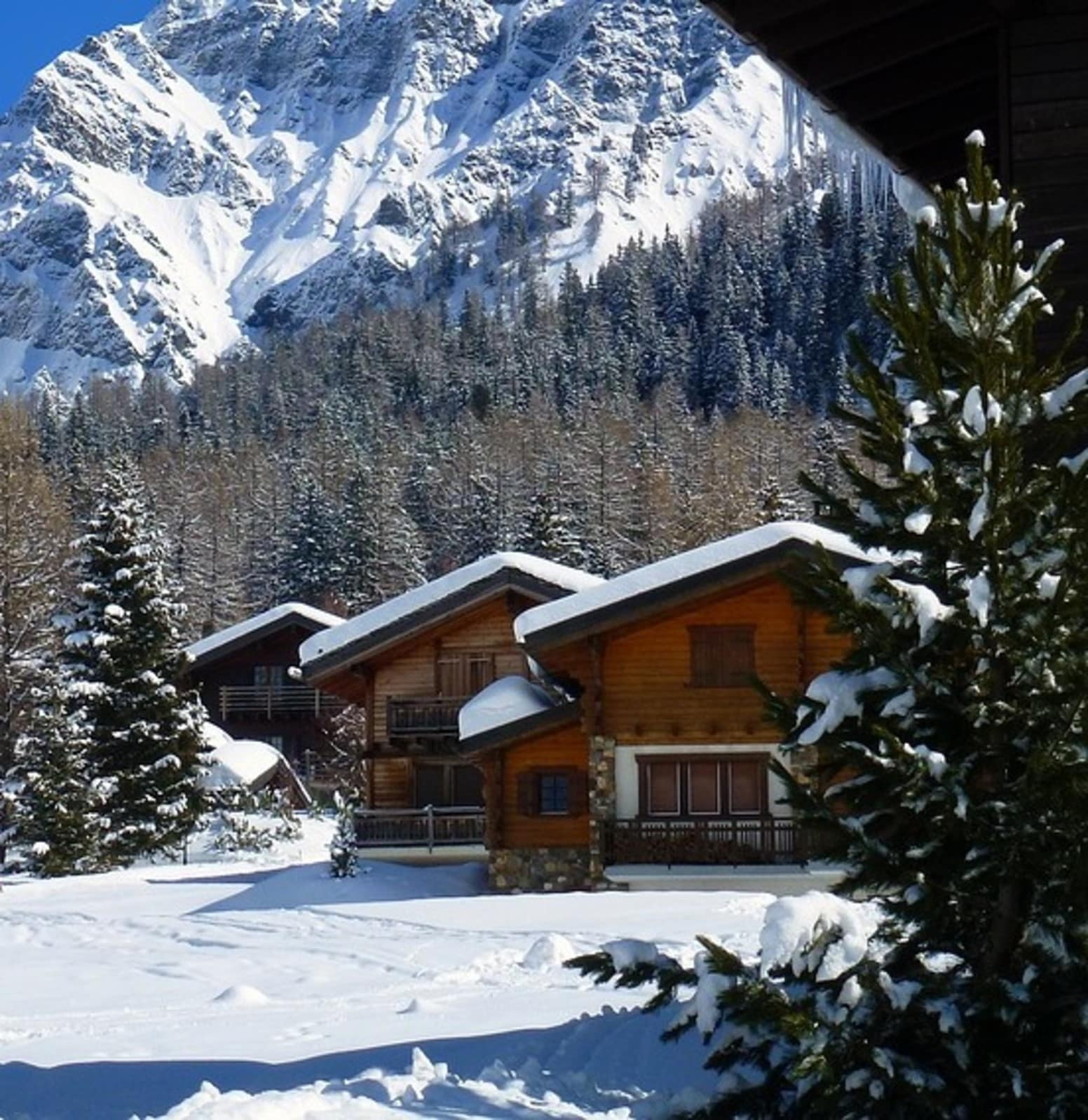 Chalets et montagne enneigés