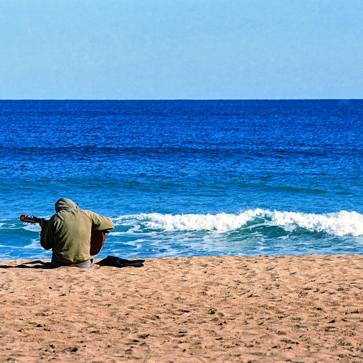 Guitariste sur la plage à Barcelone