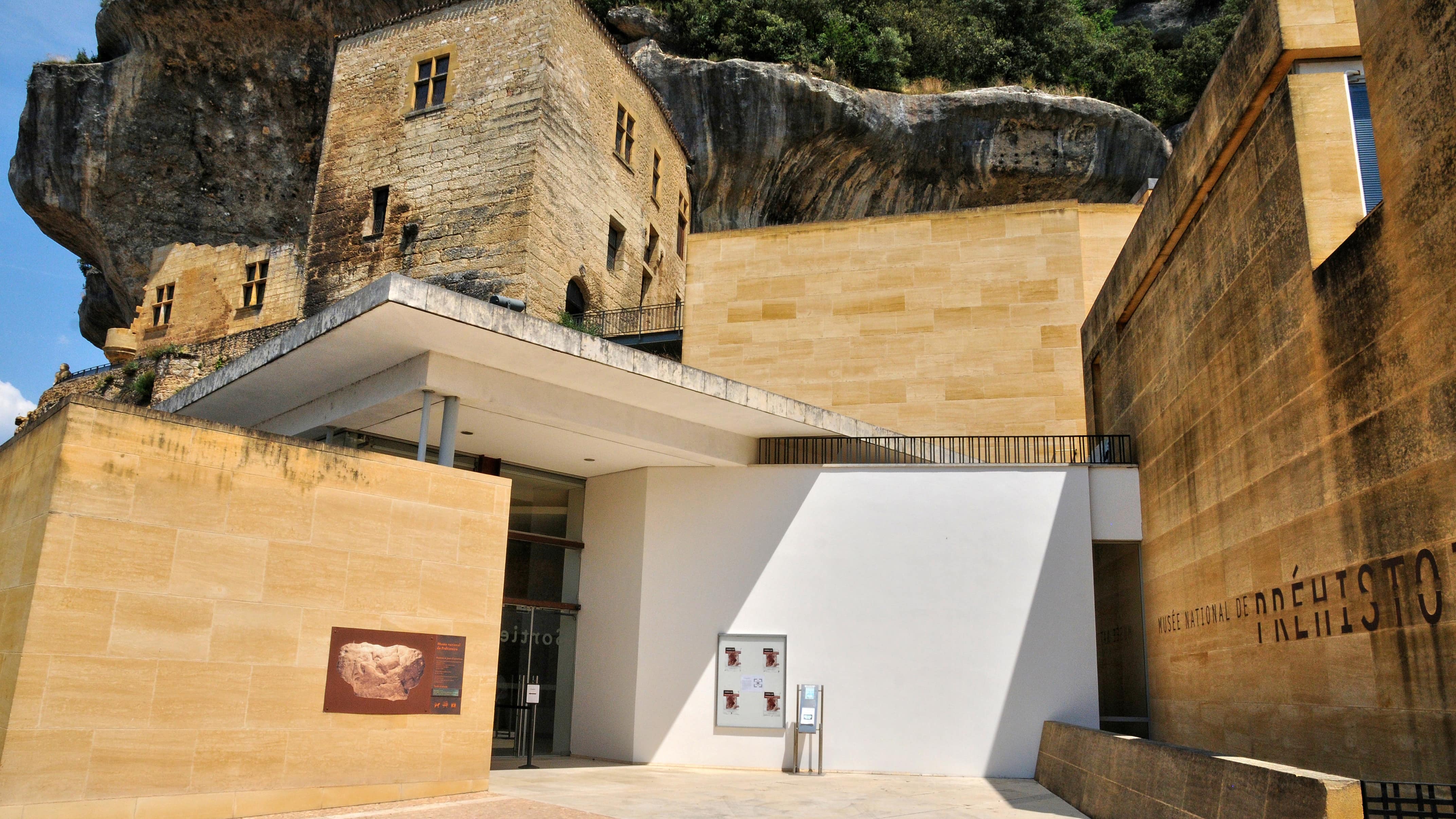 Entrée du musée de la Préhistoire dans le village des Eyzies-de-Tayac