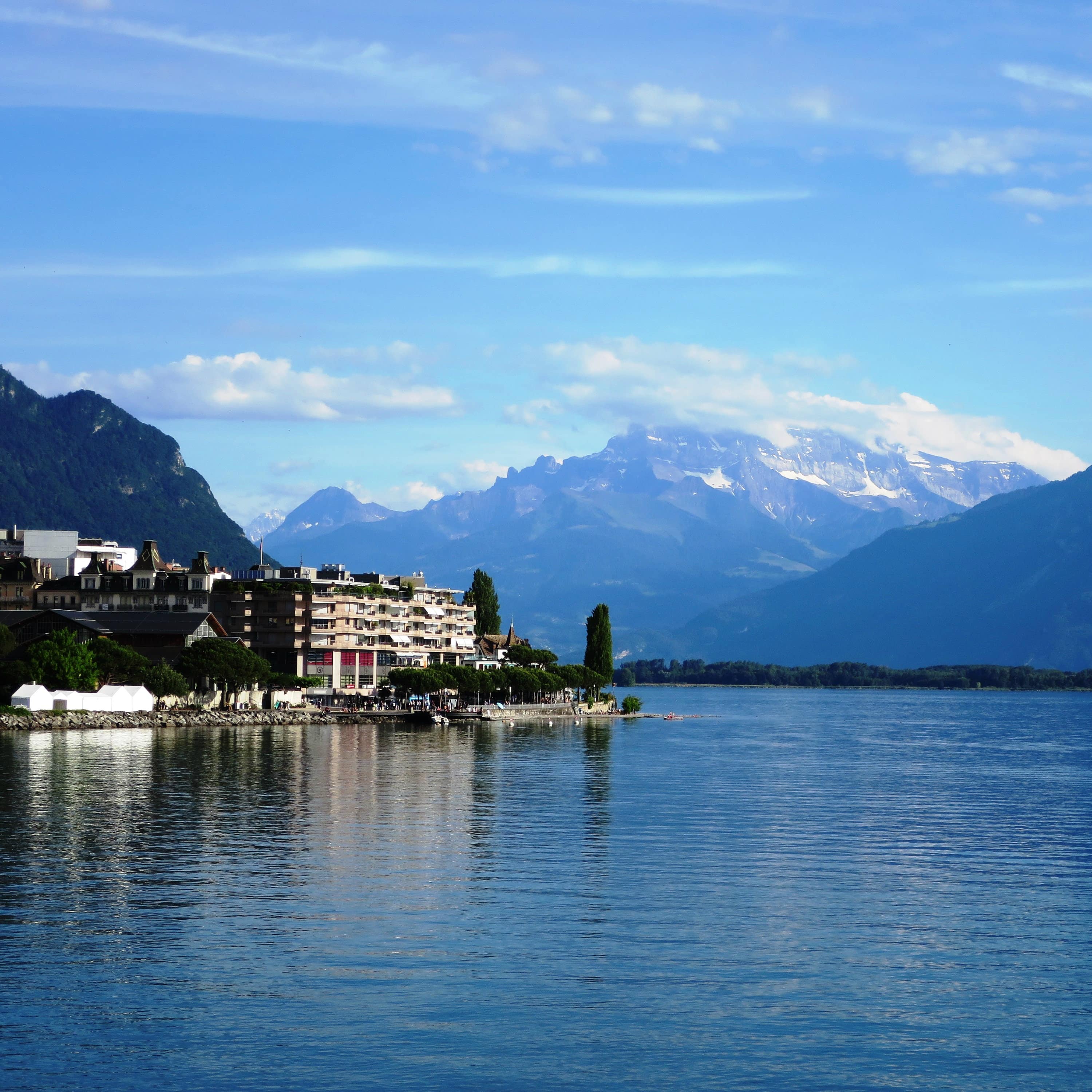 Le lac léman et ses eaux turquoise sur fond de paysage de montagnes près de Genève