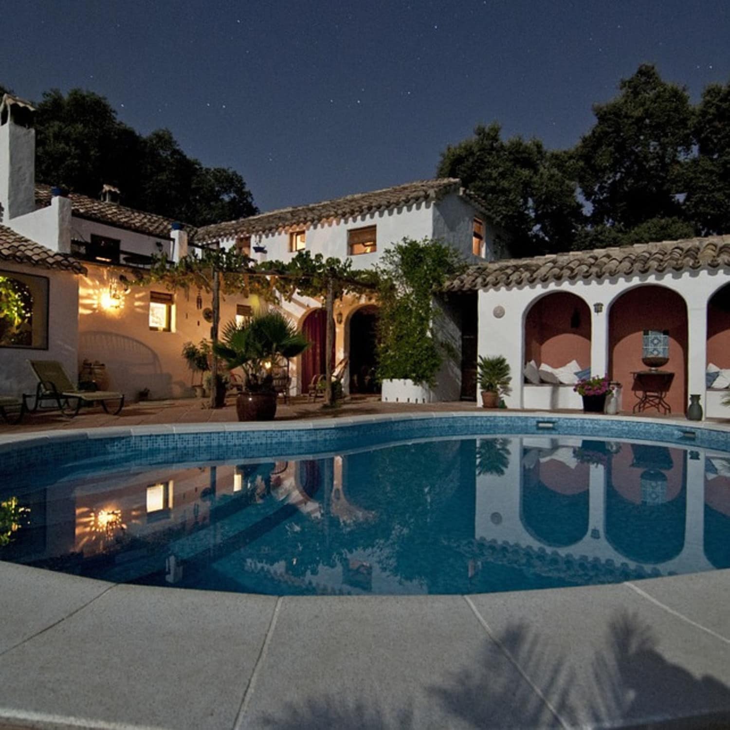 Villa avec piscine au crépuscule, chaises longues, plantes exotiques, villa ile Maurice