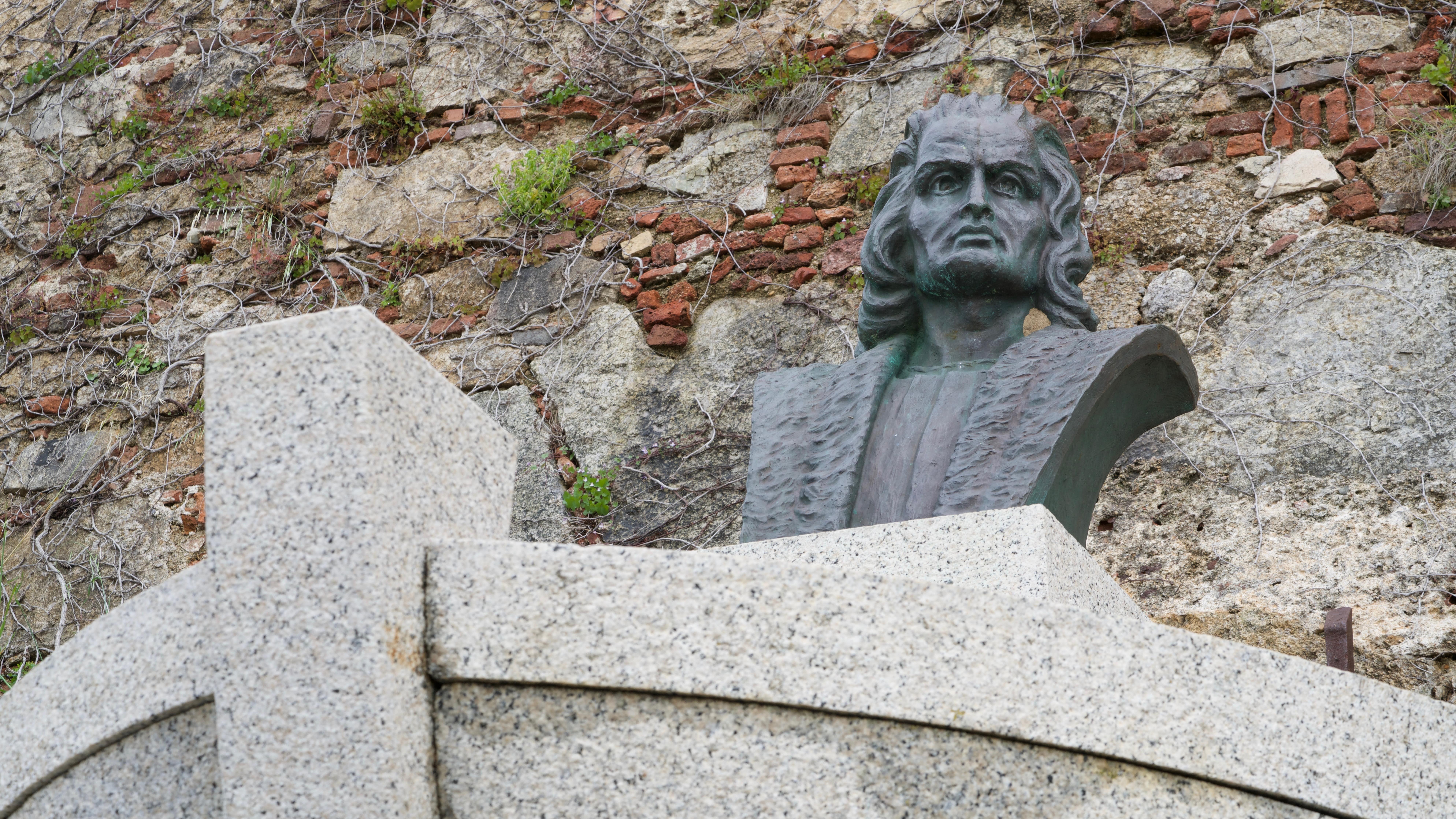 Vue sur une statue de Christophe Colomb sur son bateau à Calvi 