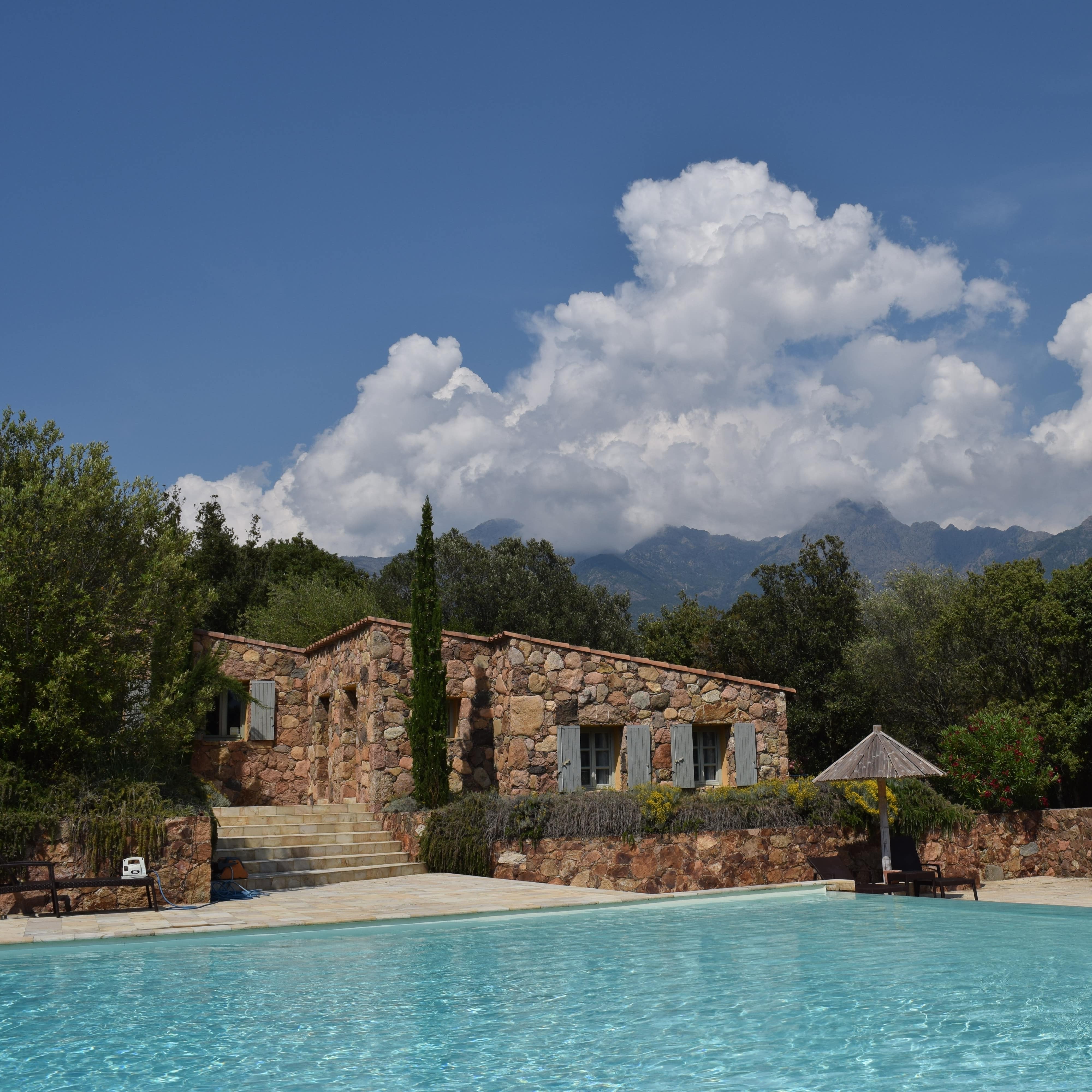 Un gîte avec piscine en Provence pour faire la planche au chant des cigales