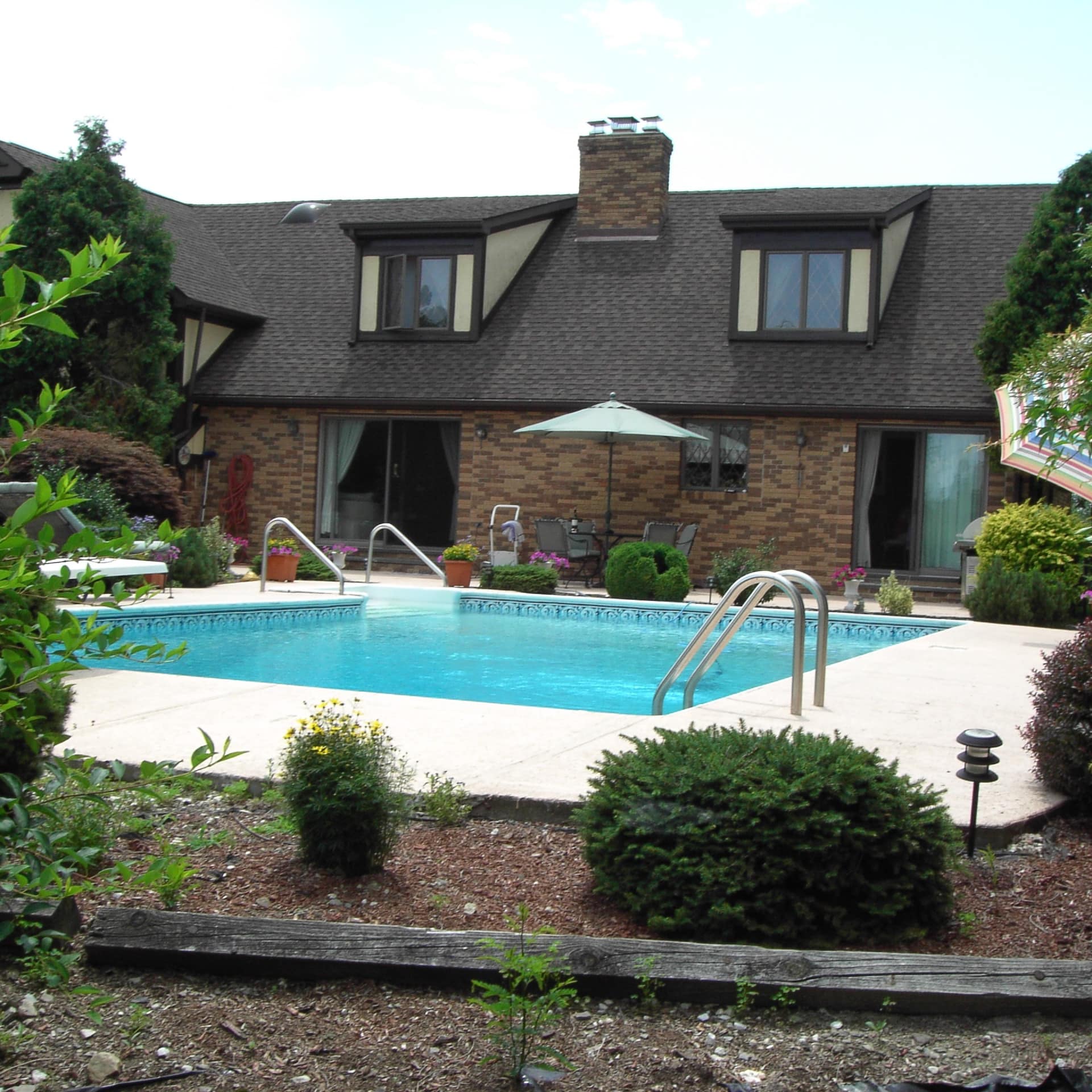 Grand gîte avec piscine et terrasse, parasol, salon de jardin, Gîtes avec piscine Normandie