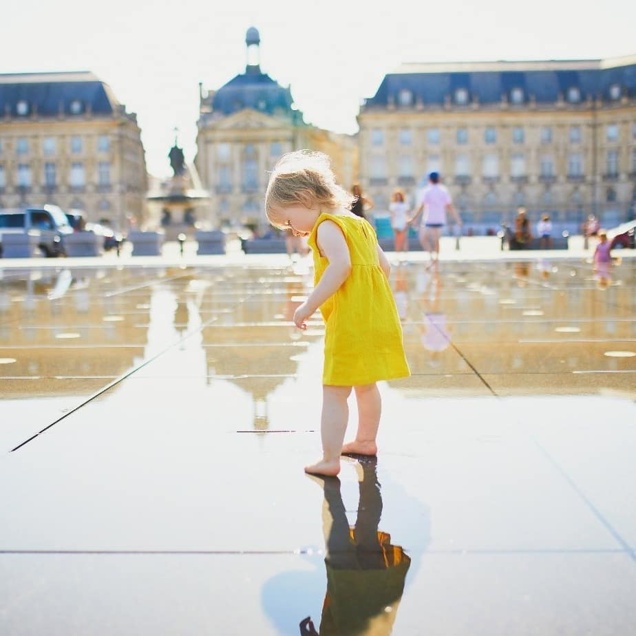 Enfant au miroir d’eau de Bordeaux