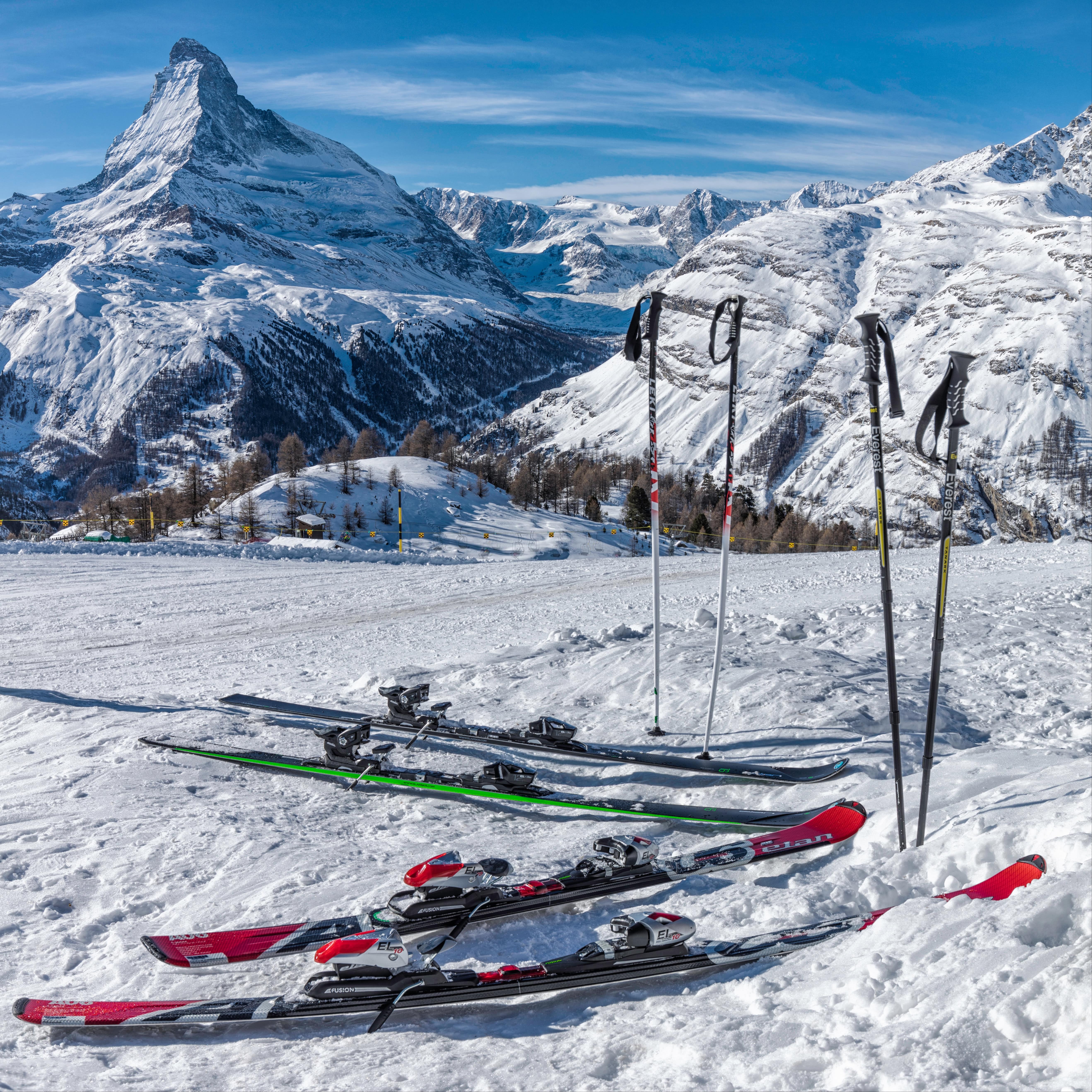 Skis face à montagne enneigée